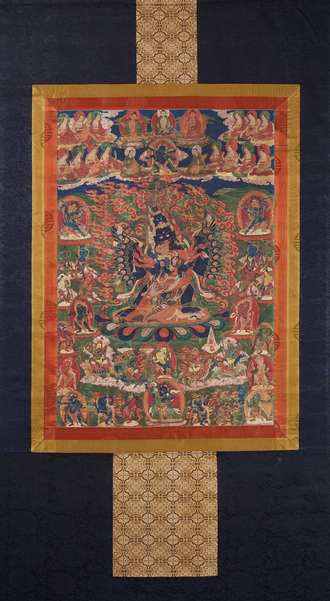 Daweide Jingang Thangka: Thangka is completely mounted, with fabric mounting and edge decoration. The outer layer is brocade with black background and yellow brocade ribbon on top and bottom. The master of the picture is a mu