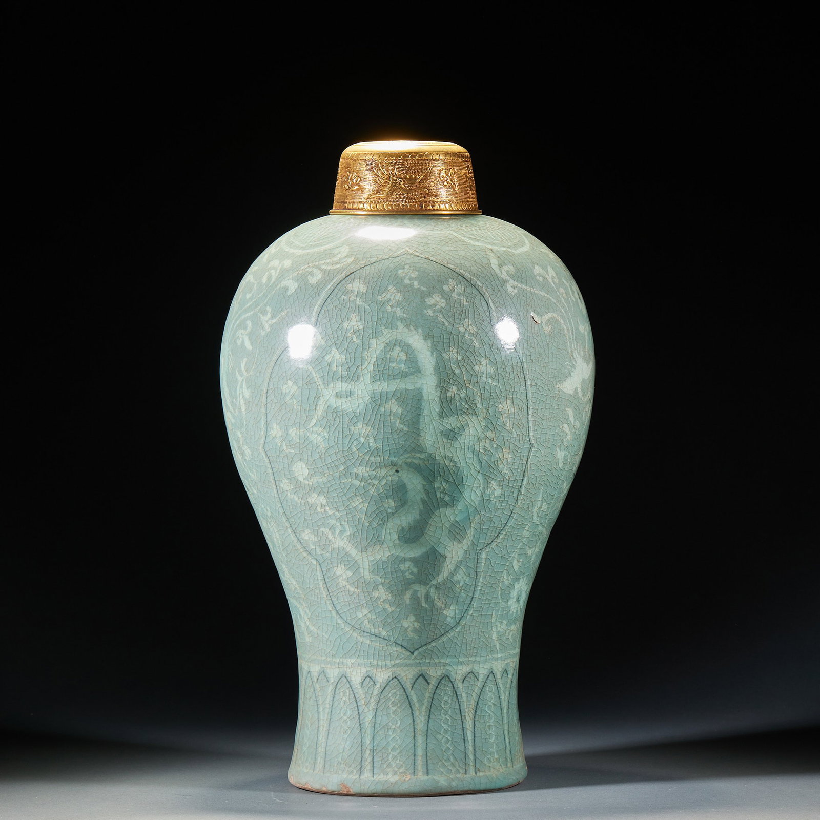 Celadon windowed plum vase with dragon and phoenix patterns: Plum bottle system, small mouth, rich shoulders, lower abdomen convergence, circle foot. The whole body is green glaze, and the glaze is covered with fine pieces. The body is windowed, and the dragon 