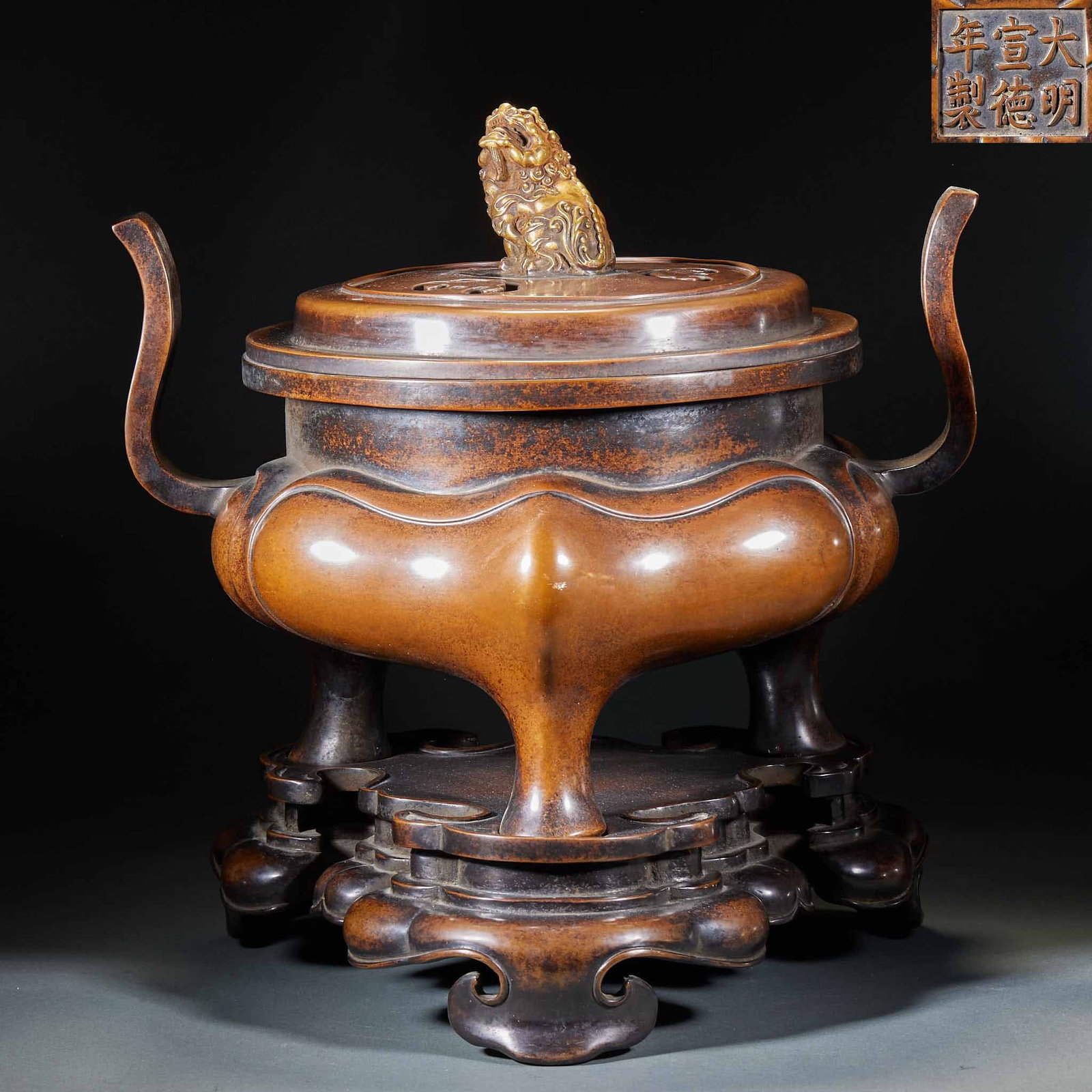Daming Xuande Annual Lion Twist Aromatherapy Furnace: Copper fuming stove, with a cover, the top of the cover is a gold-plated beast button, and the cover is hollowed out to produce smoke. The furnace body is a begonia-shaped melon ridge belly, with crow