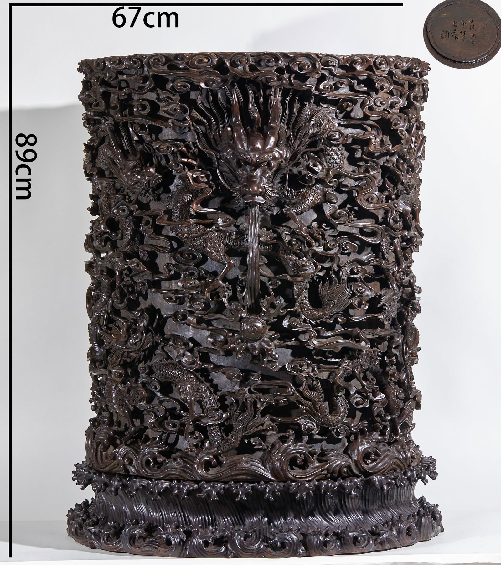 Aquilaria sinensis high relief dragon spit water large painting cylinder: Large straight pen holder. Hardwood is carved from the whole material, deeply carved through the whole body, covered with auspicious clouds and waves, and several dragons shuttle between the clouds
