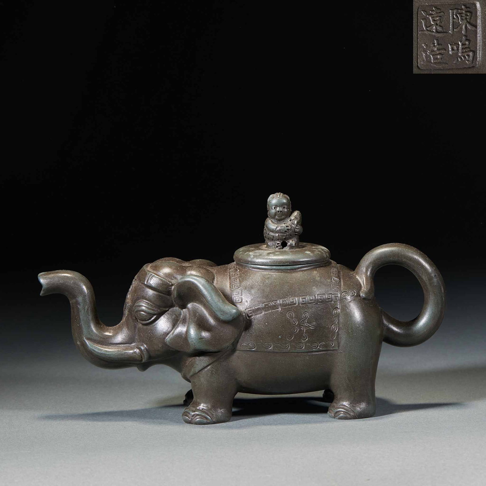 Made in Chen Mingyuan, the teapot is sealed and worshiped.: The whole device takes an elephant as the shape of the pot body, with its trunk stretching forward for flowing and its tail curled into a ring-shaped handle. The lid of the pot is located on the back