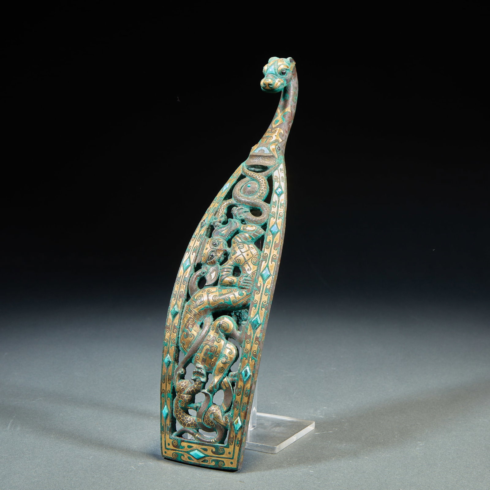 Wrong gold, silver and beast with hook: The whole hook is in the shape of a long arc pipa, and the head of the hook is in the shape of an animal head. The body is hollowed out in a large area, and the internal carved dragon, snake and