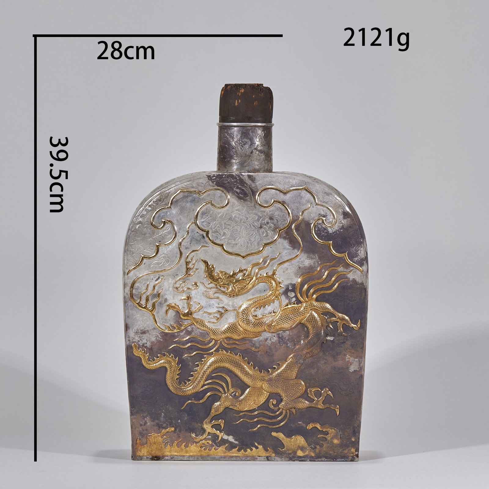 Silver gilded dragon pattern bottle: The container is made of silver and has a cork at its mouth. On the front of the pot, there is a high relief gilded dragon, and the dragon body shuttles between moire patterns, and the bottom is carve