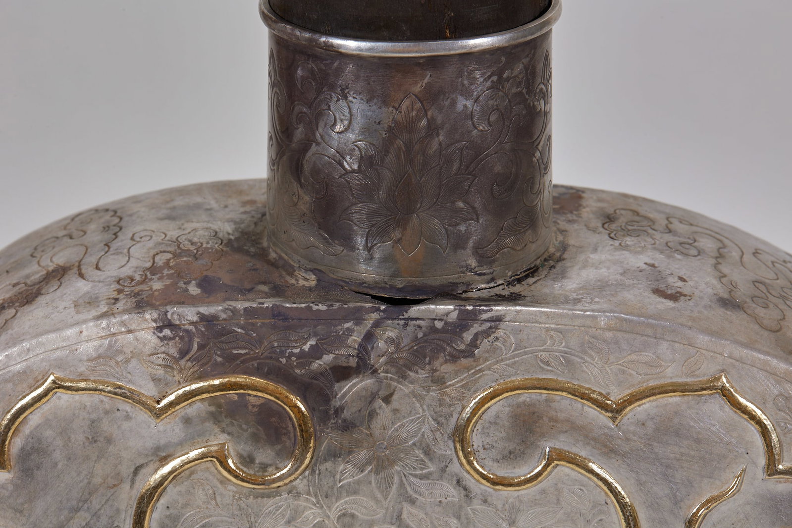 Silver gilded dragon pattern bottle - 9
