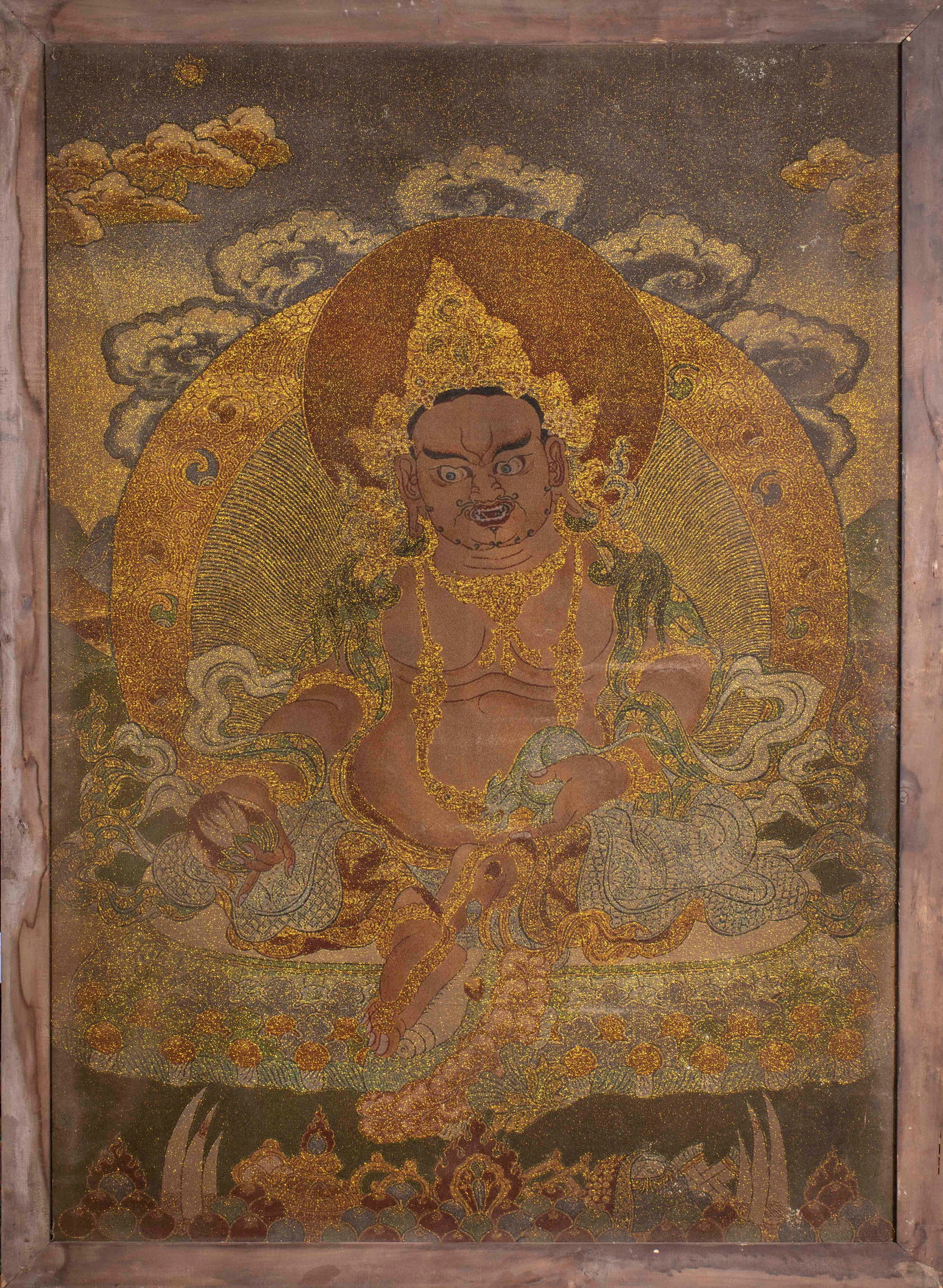 Before the Ming Dynasty, the statue of Huang Caishen was hung on the screen.: Wooden frame. The master of the picture is Huang Caishen, with an angry face, wearing a crown of jewels and complicated jewelry. Sit on the lotus platform with your left leg closed and your right leg 