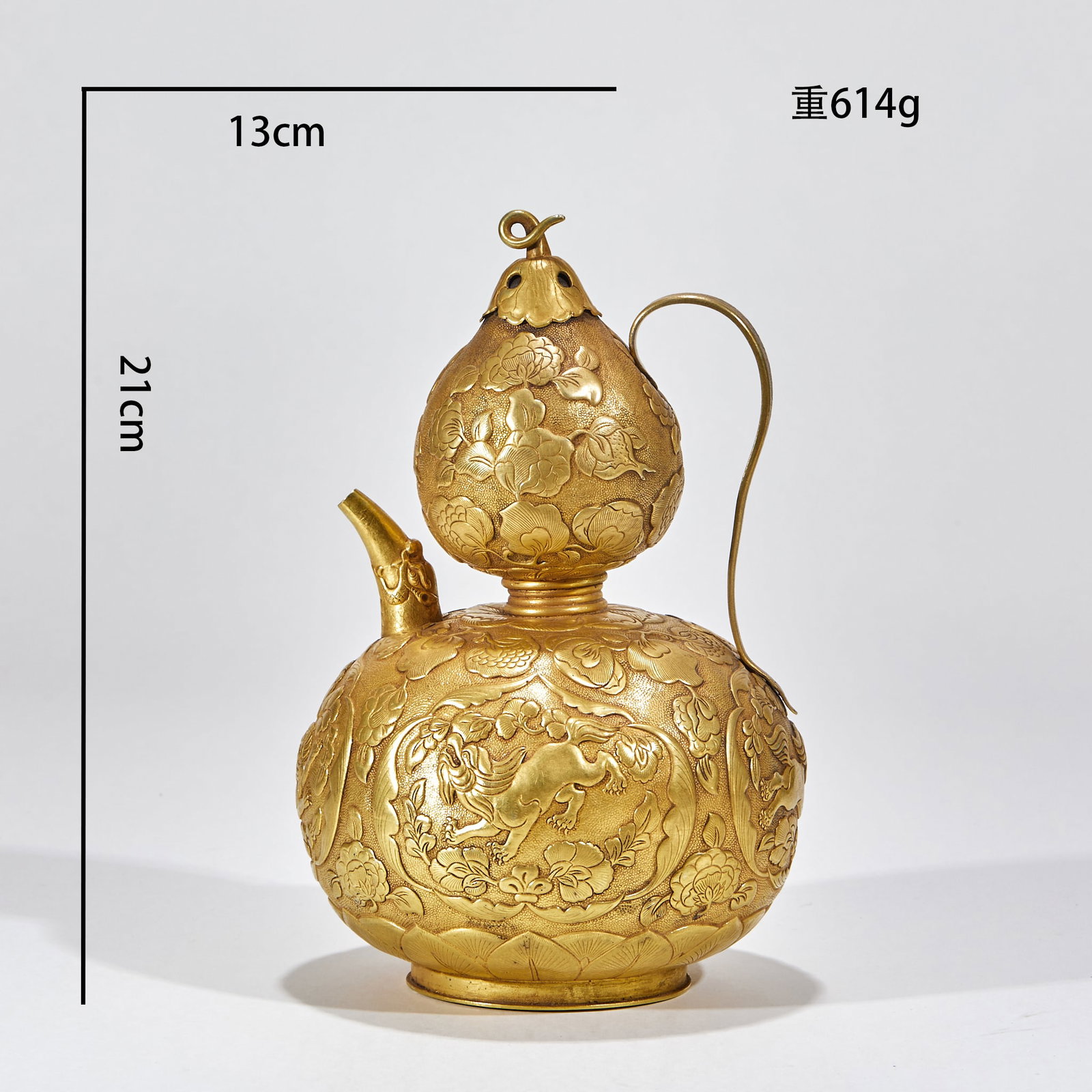 Gold bottle of Swiss beast gourd: The overall shape is a gourd, which is divided into upper and lower ball bellies. The top end of the pot cover is provided with a movable ring button, the spout is shaped like an animal head, and a