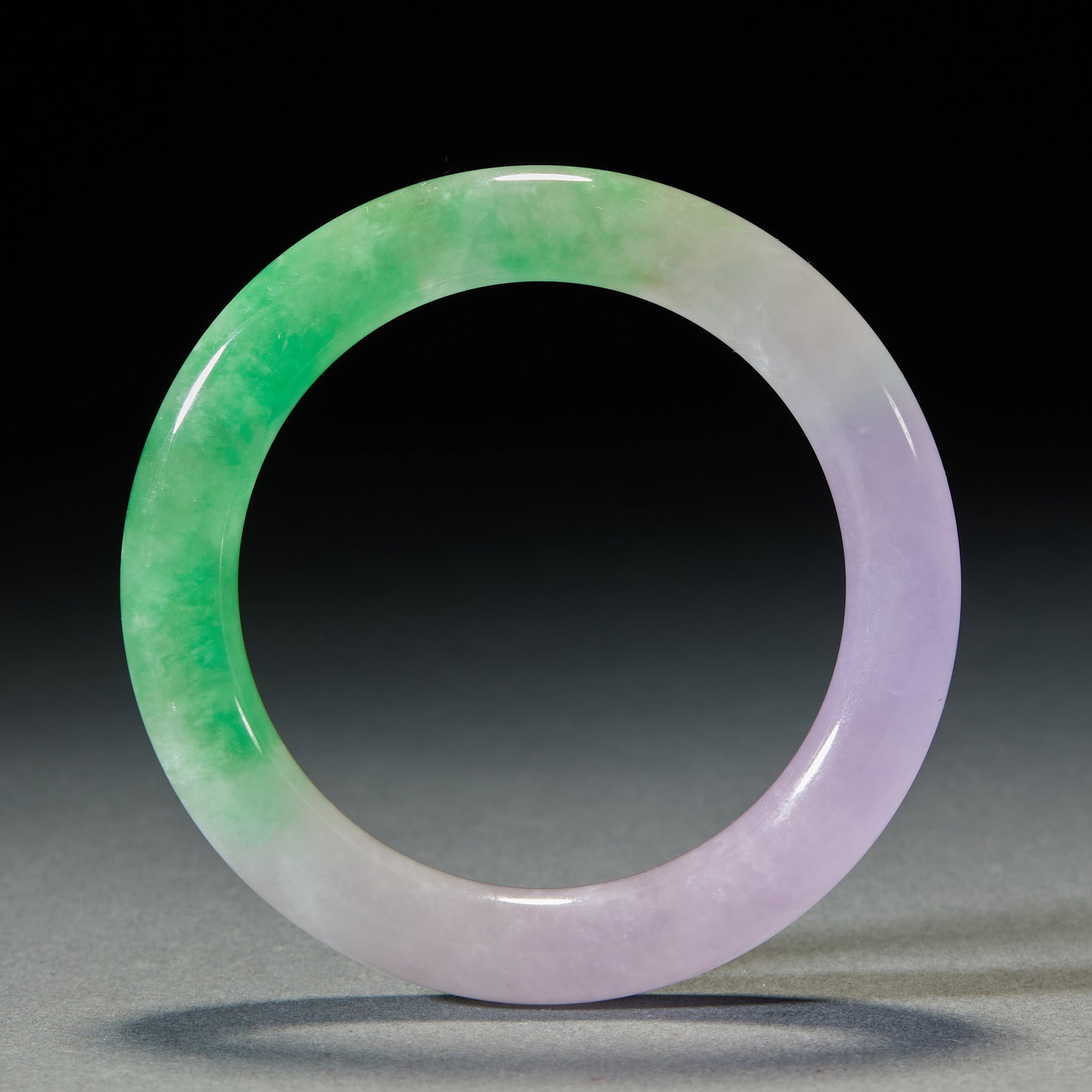 Emerald bracelet 2: The round bracelet is shaped and transparent in jade. One side of the bracelet is rich in emerald green, and the other side is extended with light violet, with a light white background in the middle. 