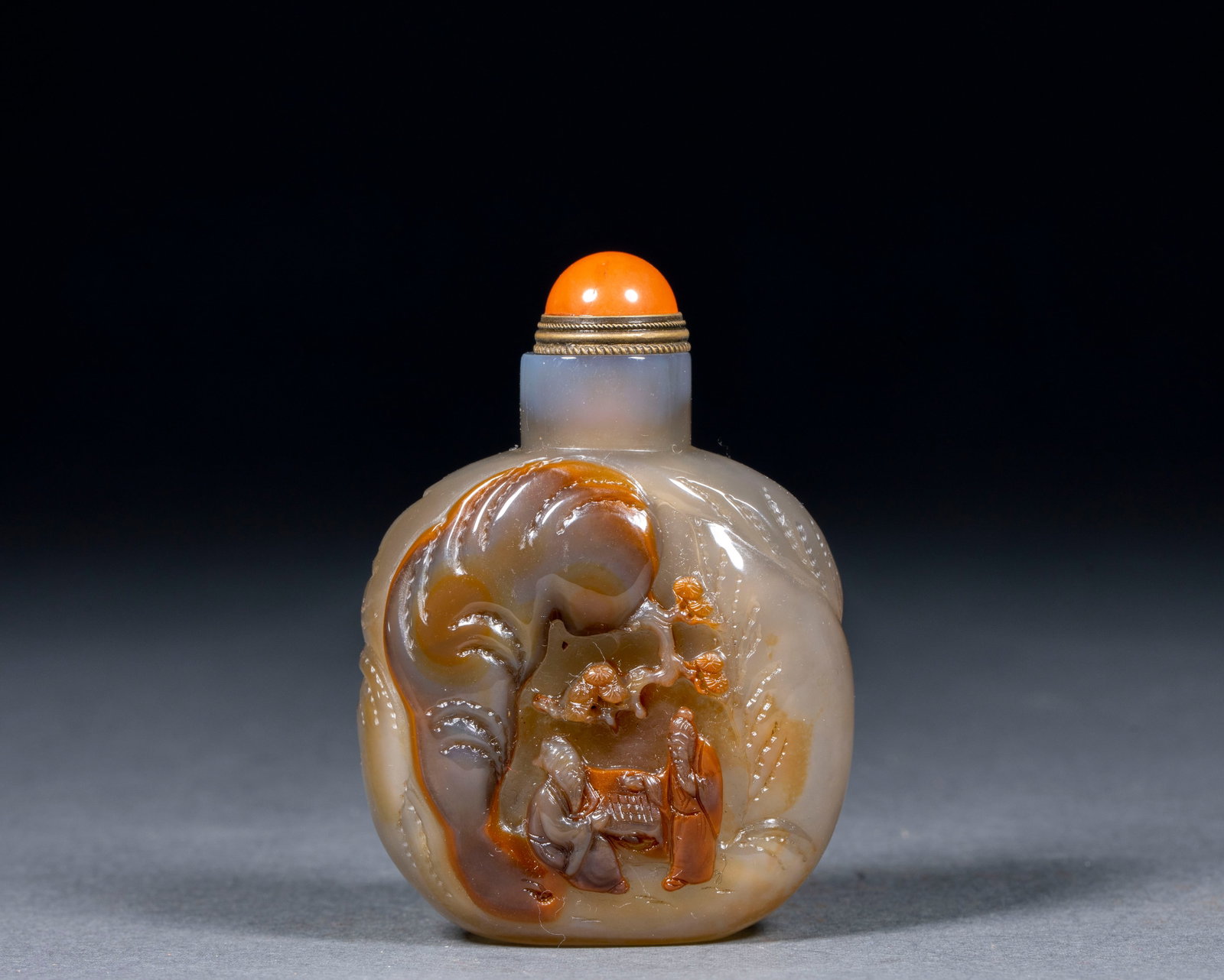 Agate relief Panasonic Friends Snuff Bottle: Agate texture, using the feeder natural black and brown pretty color carving. On the front of the pot body, dark agate is used to carve pine trees and rocks. Under the tree, two old people are carved