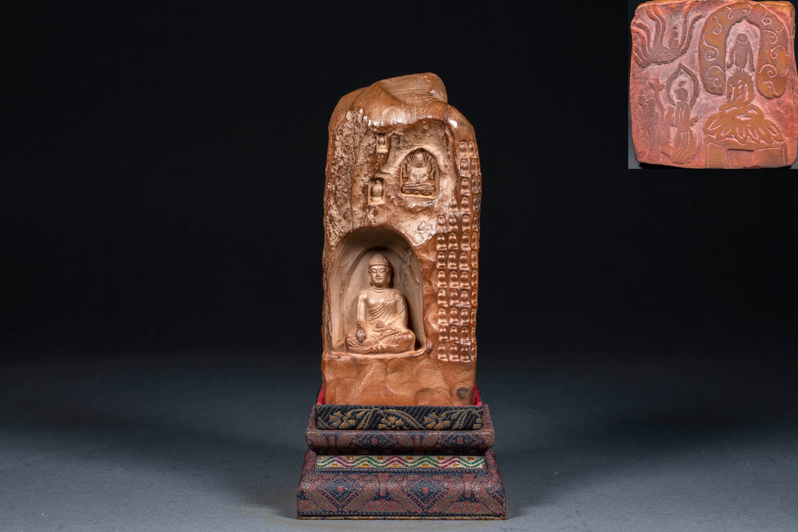 Seal of Master Hongyi of the Three Buddhas: Yin Shi retains the rough skin of the original stone, and the facade is carved like a grotto. A large niche is dug in the lower floor, and a siddhattha gotama is carved in the niche; Open a small