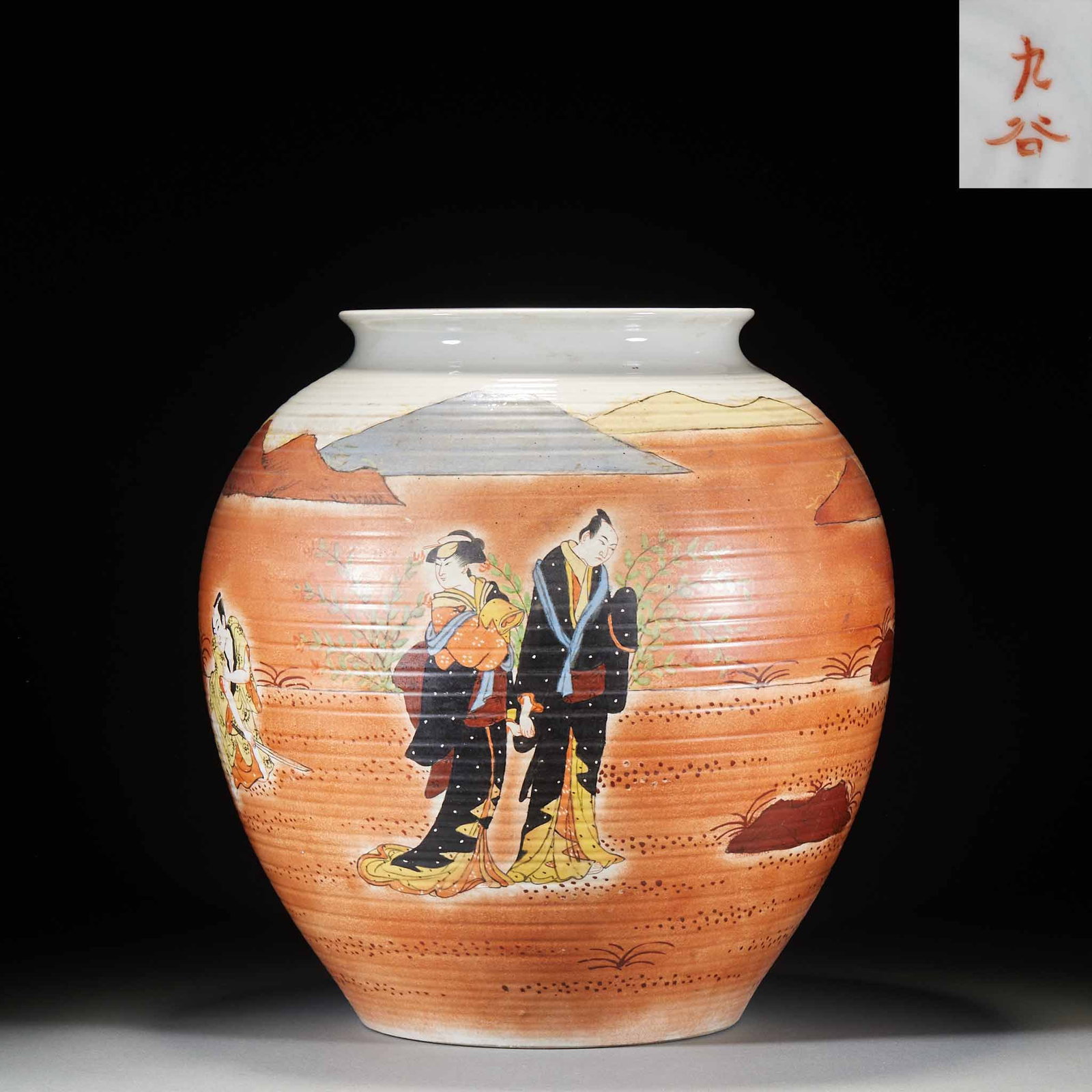 Red-spotted character story cauldron: The pot body is full of bulging pot, the mouth edge is turned out, and the mouth is white glazed. Orange glaze is applied to the tank floor, and the tank body is covered with transverse chords. The