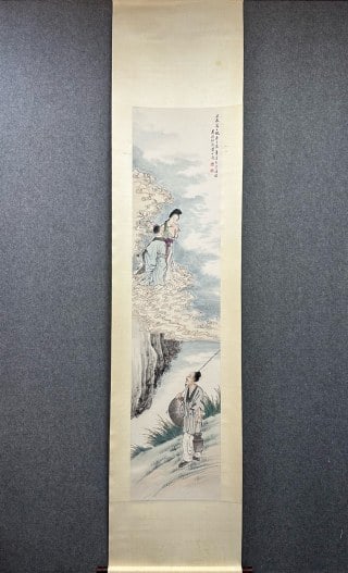 Huang Shanshou figure map: Paper color vertical axis, original old mounting. The picture is divided into upper and lower scenes. On the upper cliff, a woman and a child are drawn, and on the lower ground, a man with a fishing