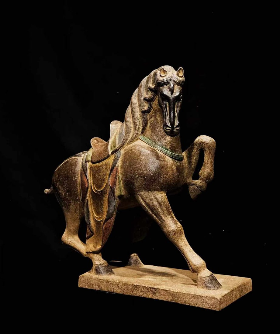 Bluestone painted stone horse: Stone carving horse, the horse takes a marching posture and lifts one hoof. The horse is equipped with a complete saddle, and the saddle is painted, and the colors of red, green and yellow remain.