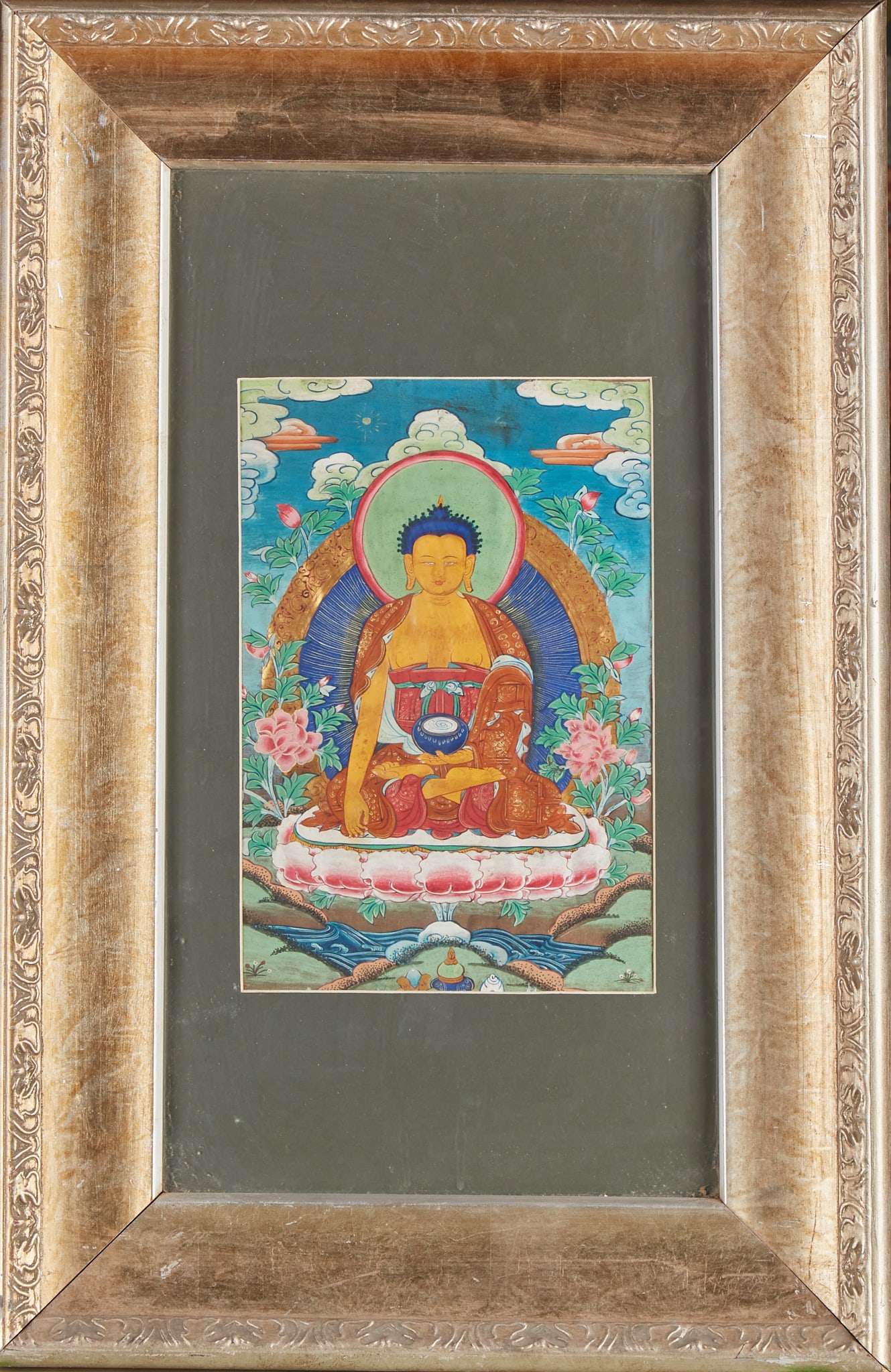 Sakyamuni Thangka: The master of the picture is Sakyamuni Buddha, who is golden in color and sits on a multi-layer lotus seat. The right hand touches the ground and the left hand holds the alms bowl. There is a head