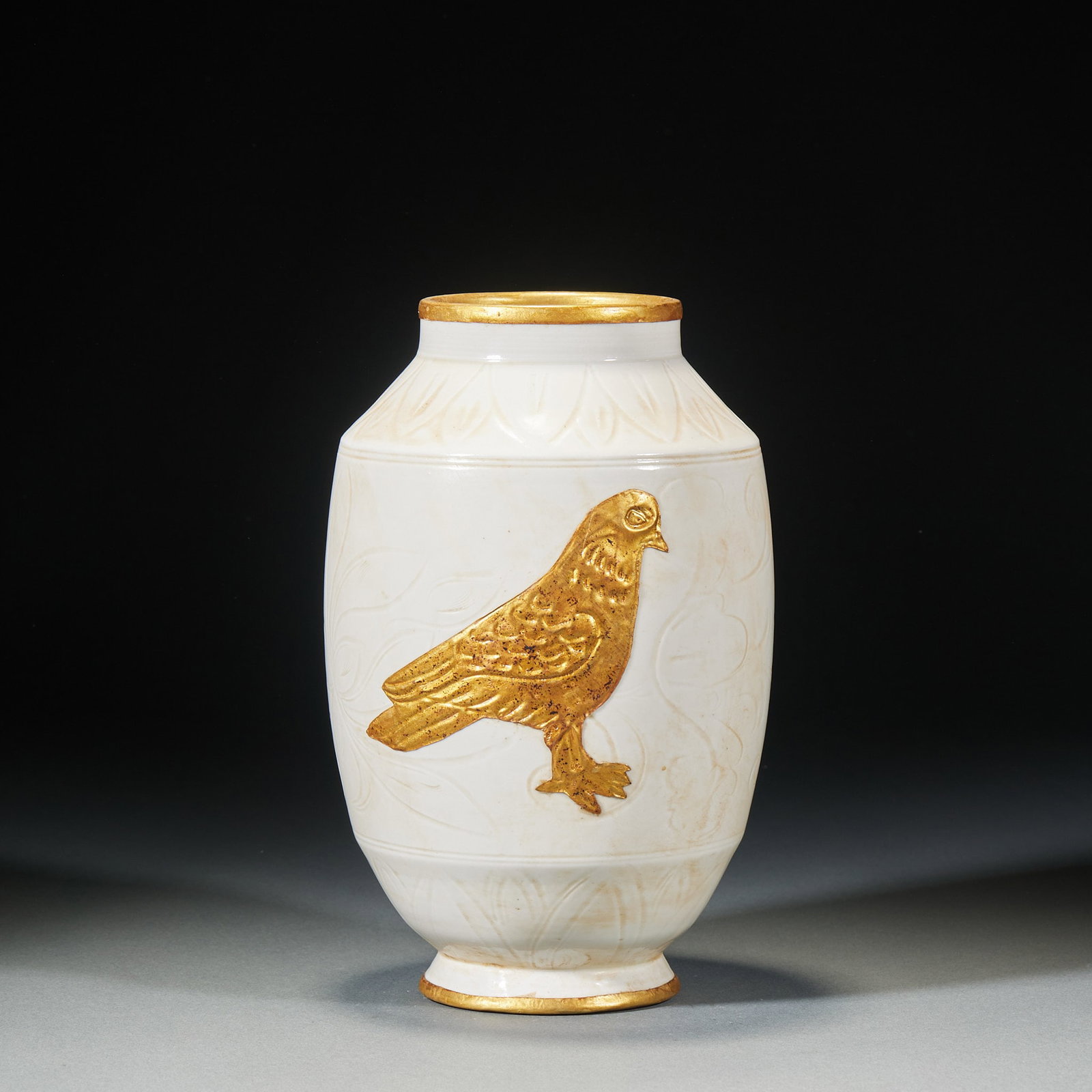 Hu Tian Yao Bao Jin Hua Niaowen Guan: Short and straight mouth, mouth edge wrapped in Phnom Penh, shoulder-rich, tubular abdomen, circle foot, circle foot edge wrapped in Phnom Penh. The whole body is white glazed, and the floral