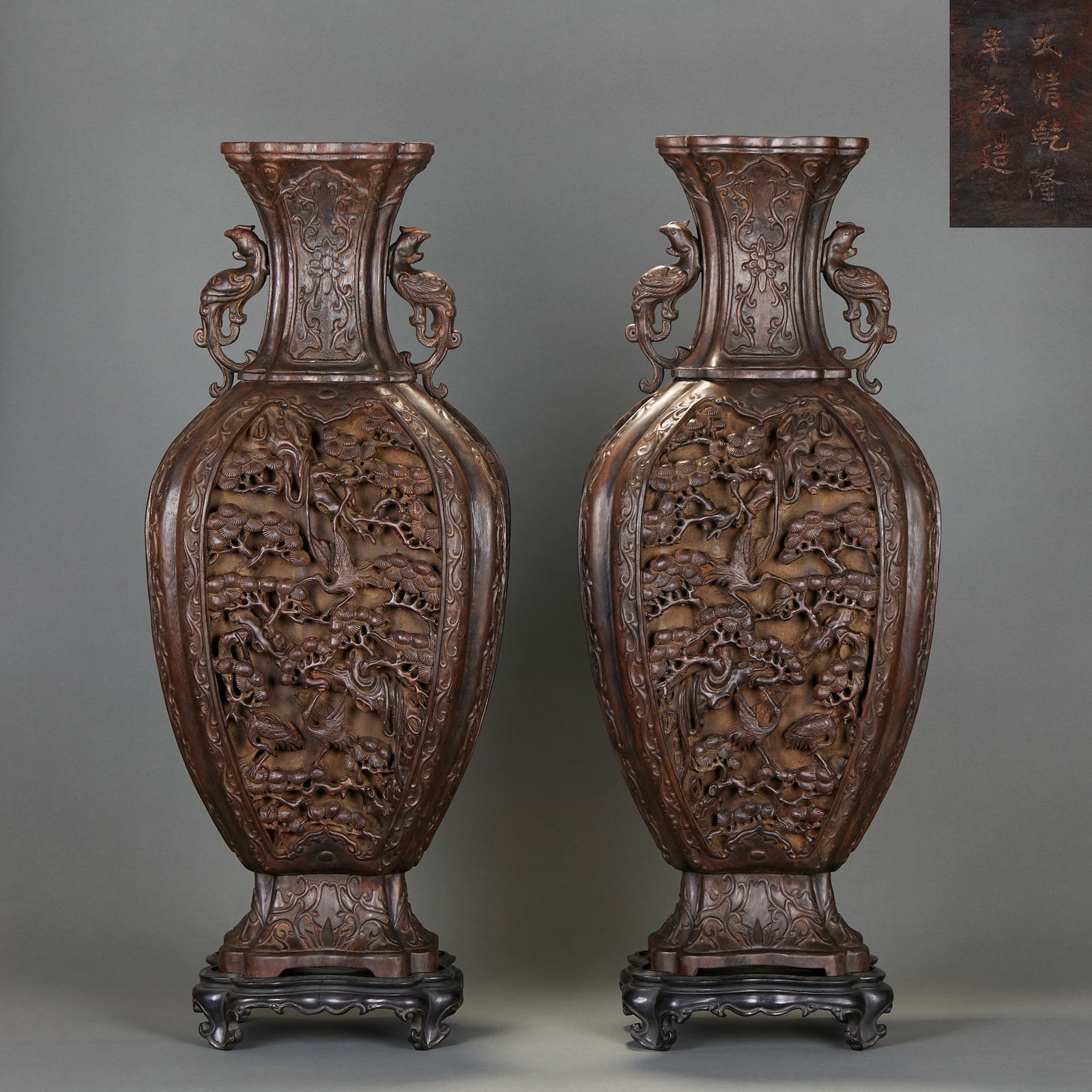 Qing Qianlong made thymelaeaceae Songhe double-phoenix-ear vase: Paired display large bottles with square mouths and phoenix-shaped ears on both sides of the neck. The bottle body is carved from thymelaeaceae, and the pattern of pine cranes celebrating the New