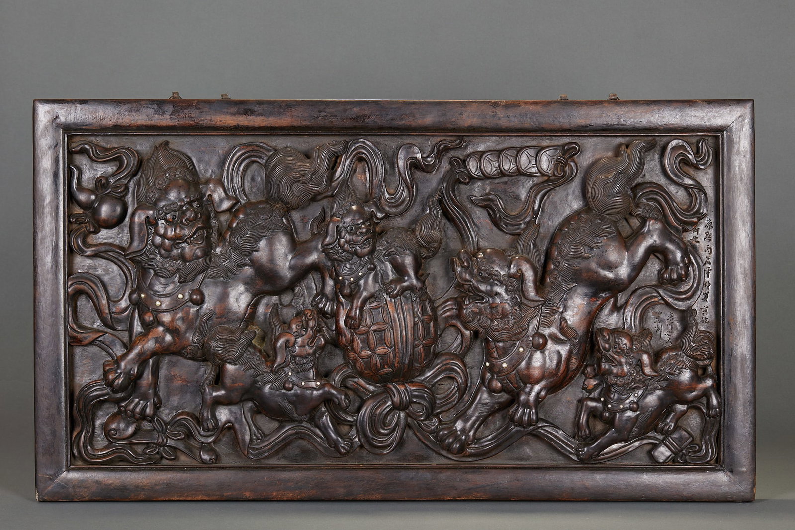 Thymelaeaceae lion play hydrangea hanging screen: Rectangular hanging plate with original frame. There are five lions in high relief on the board. The big and small lions play with each other, and the middle lion steps on hydrangea. The picture is