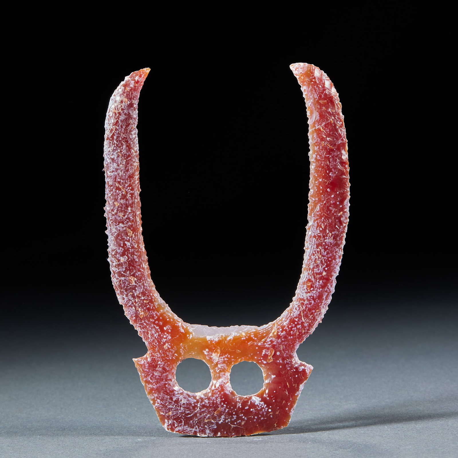 Ancient agate made humanoid accessories: Agate texture, the overall U-shaped double-angle shape, the two corners extend upward and outward, and the edge is serrated. The body of the vessel is covered with white erosion spots in a large