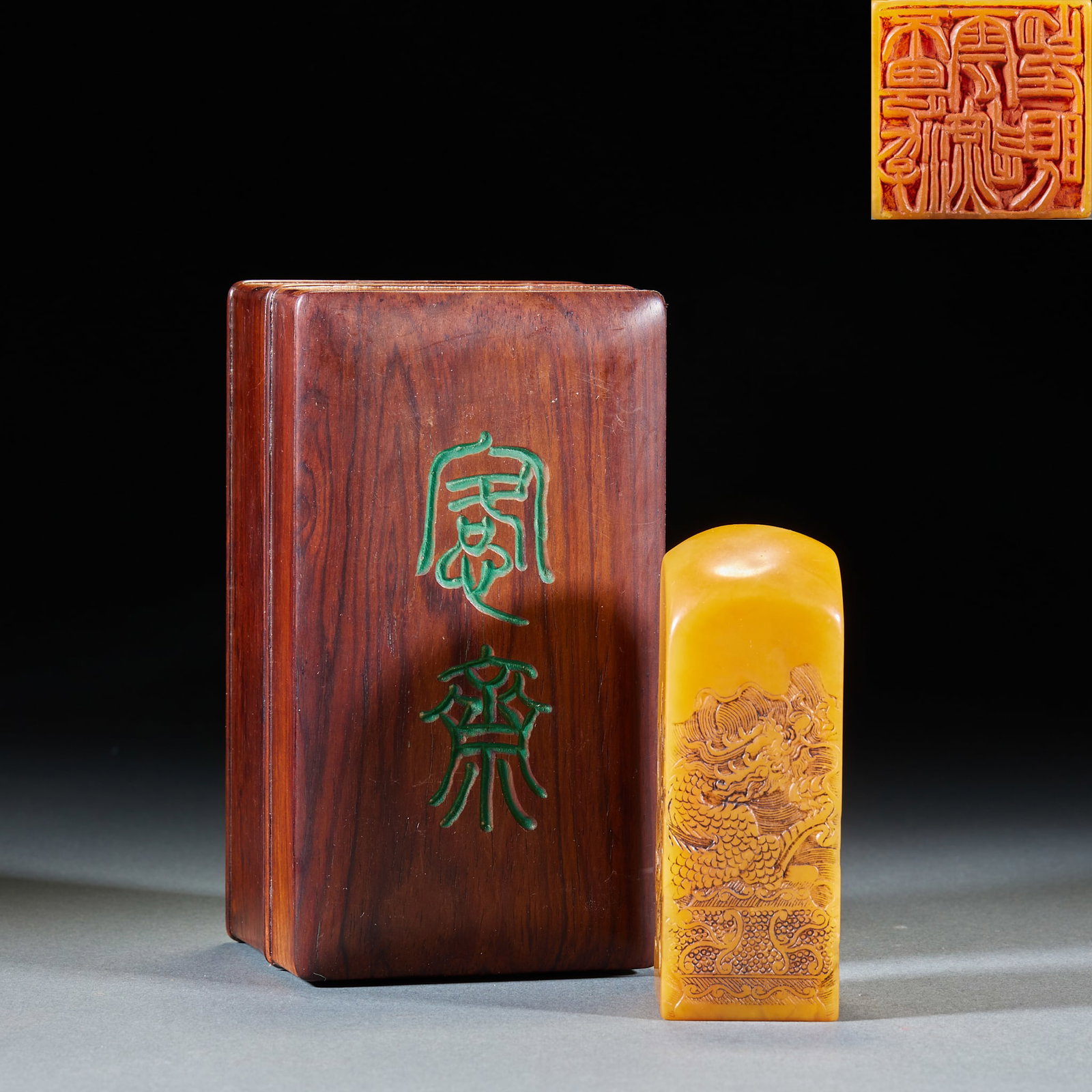 Tianhuangshi Seawater Dragon Seal: Square seal material, Tian Huang texture, thin carving Yunlong pattern on the side of the seal body, dragon pattern shuttles between the sea and water clouds. The printing surface is Zhu Wen seal