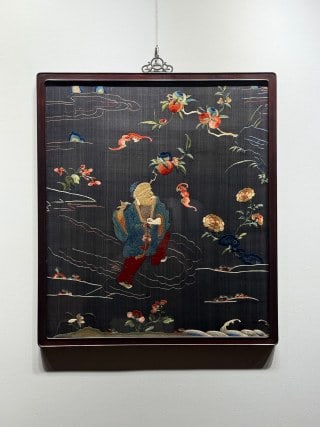 Su Xiu Dong Fangshuo stole peaches in Qing Dynasty.: Hardwood frame mounting, silk reeling technology, dark floor. The main characters in the picture are soaring in the air, surrounded by bats, flowers and fruits, auspicious clouds, rocks and flowing