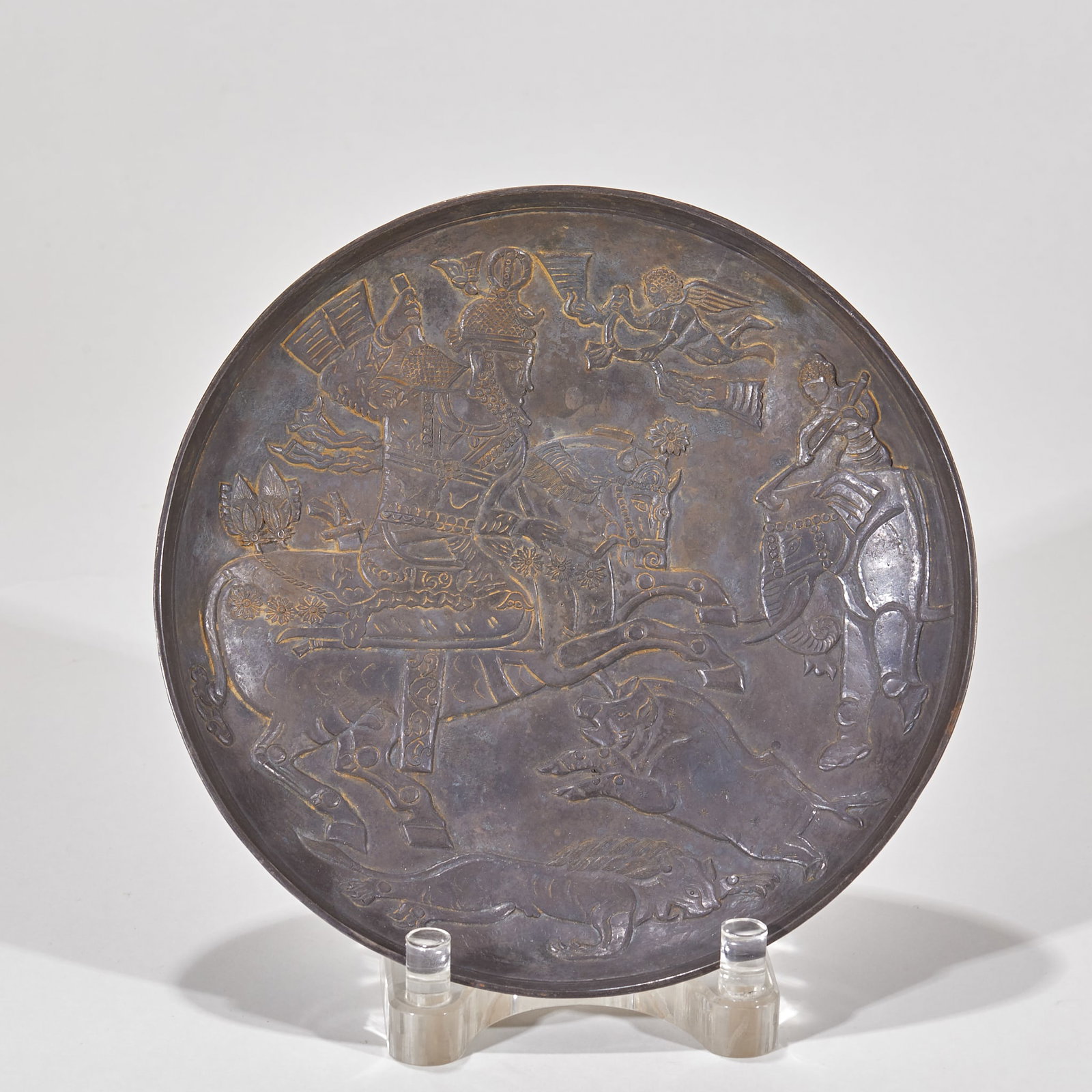 Silver hunting map silver plate before Ming dynasty: Round silver plate, the surface of which presents a complete hunting scene by engraving technology. The disc depicts the main figure riding a horse and wearing a crown. The figure has many arms and