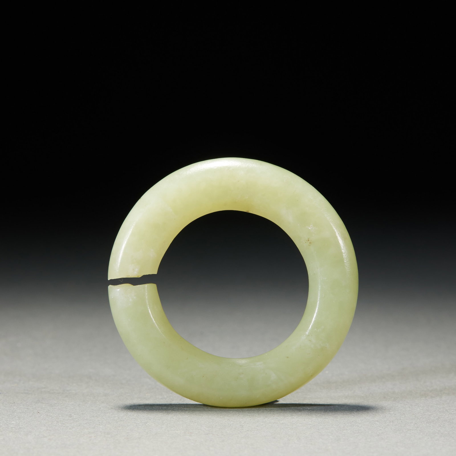 Yujun: Topaz texture, ring-shaped body, ring-shaped body with a gap. Jade is light blue yellow, the surface of the device is polished and smooth, and the luster is warm and moist. Natural jade texture and