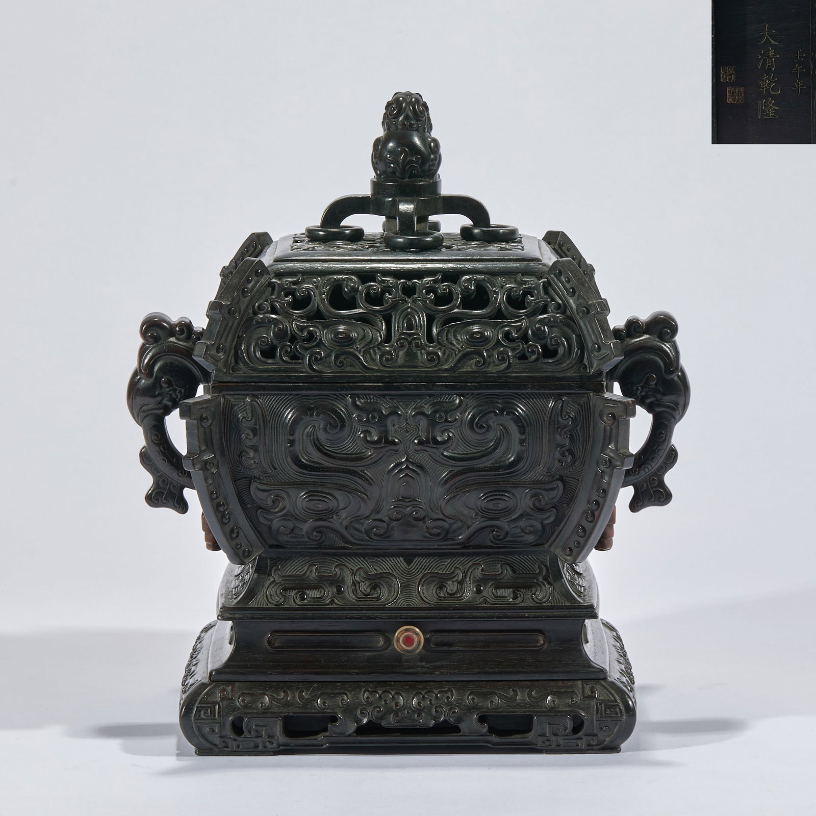 Rosewood lion twisted ears aromatherapy stove: Jasper texture, square split smoked stove, consisting of three parts: stove cover, stove body and base. The furnace cover is set with a beast-shaped catch, and the cover surface is hollowed out in a