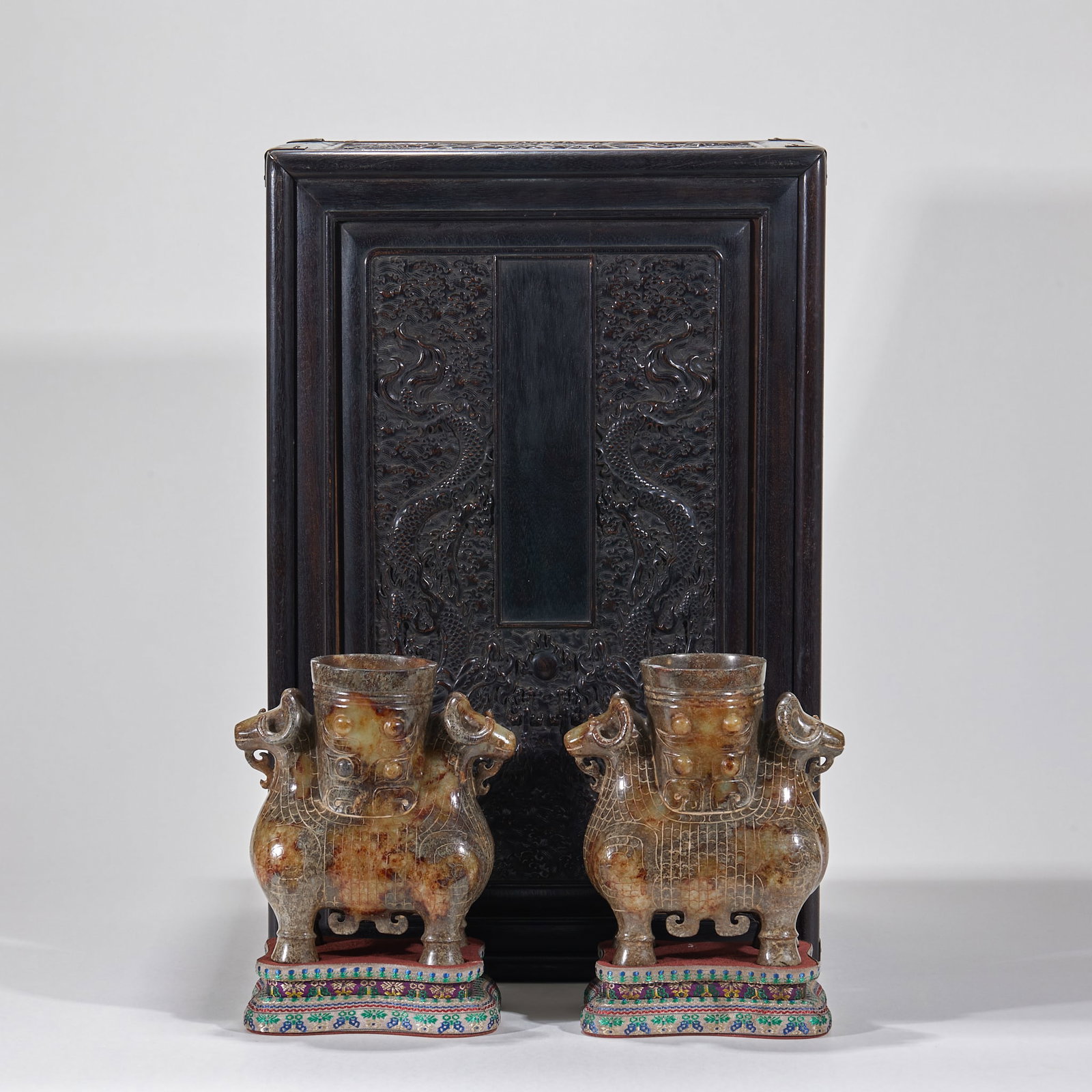 Before the Ming Dynasty, Gao Guyu had a pair of sheep.: Two jade sheep statues with exactly the same shape, and the jade material is covered with brown and yellow. The utensils are made of two sheep standing side by side, the back of the sheep supports