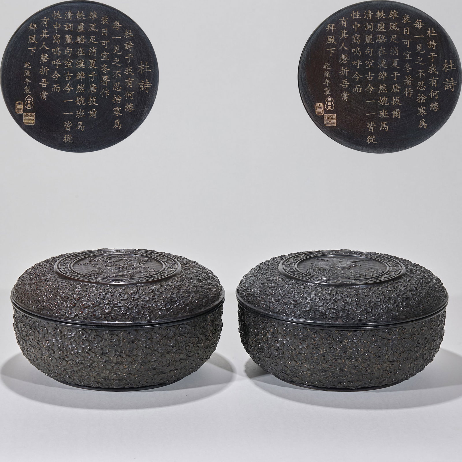 Red sandalwood dragon and phoenix cover box: Two pairs of round rosewood cover boxes. The whole body of the box is carved with moire, and the center of the box cover is carved with flowers and birds. In the box cover, Du Shi's poems are