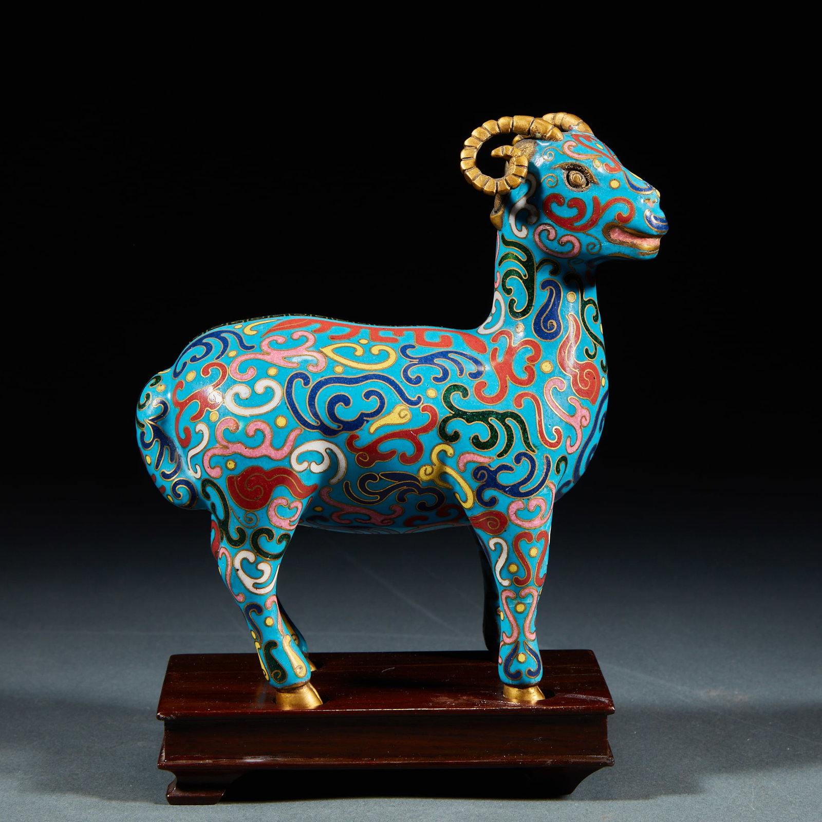 Cloisonne sheep: Copper tire cloisonne enamel technology, three-dimensional vertical sheep shape. The horns and hoofs are gilded with gold, and the body of the sheep is made of sapphire blue, and the whole body is
