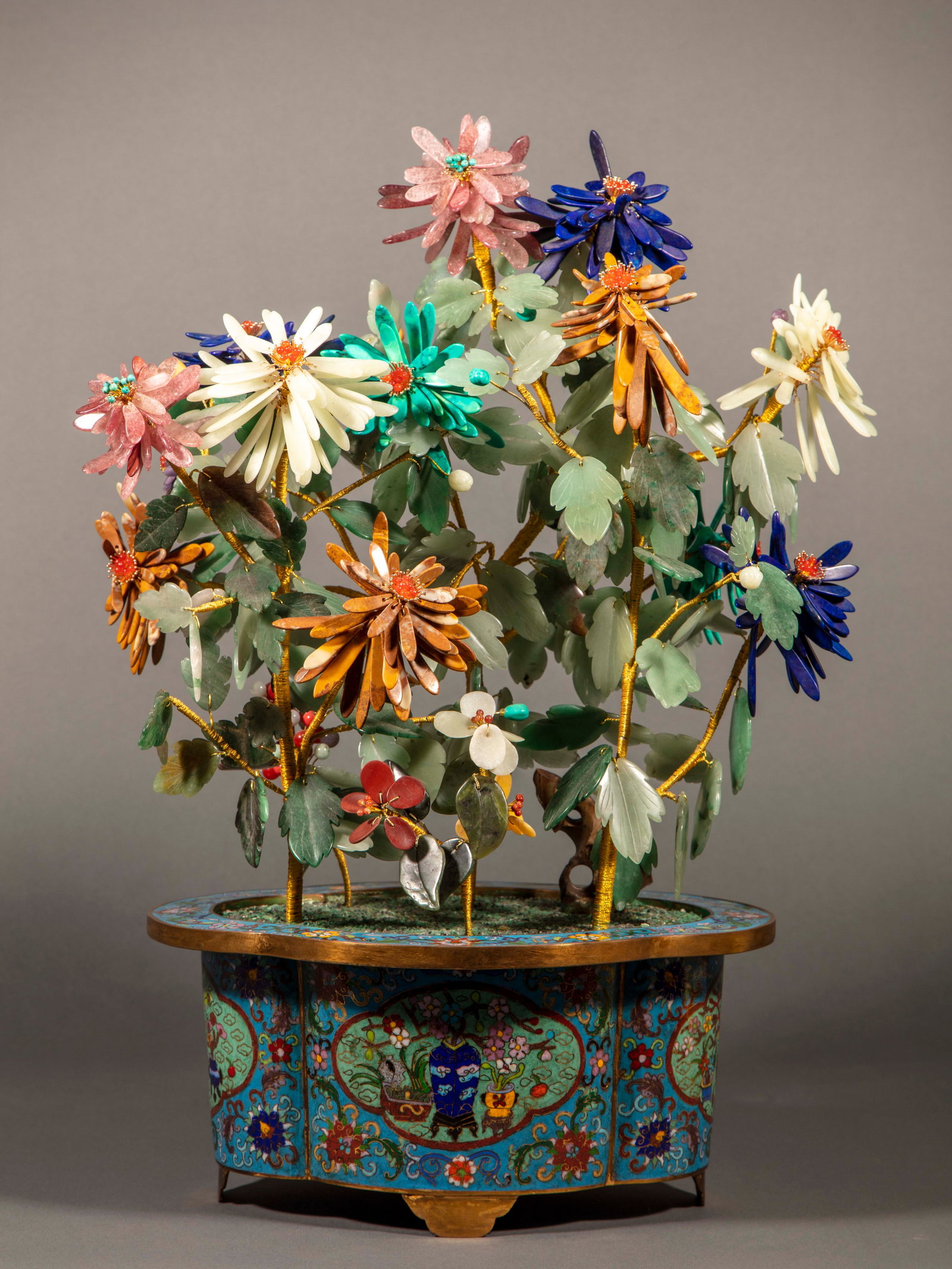 Jingtailan flowers and plants jade bonsai: A copper-tire, wire-twisted, enamel and begonia-shaped flowerpot has a gilded mouth. The outer wall of the flowerpot is illuminated, and Bo Gu flowers are painted inside. The ground is sapphire blue,