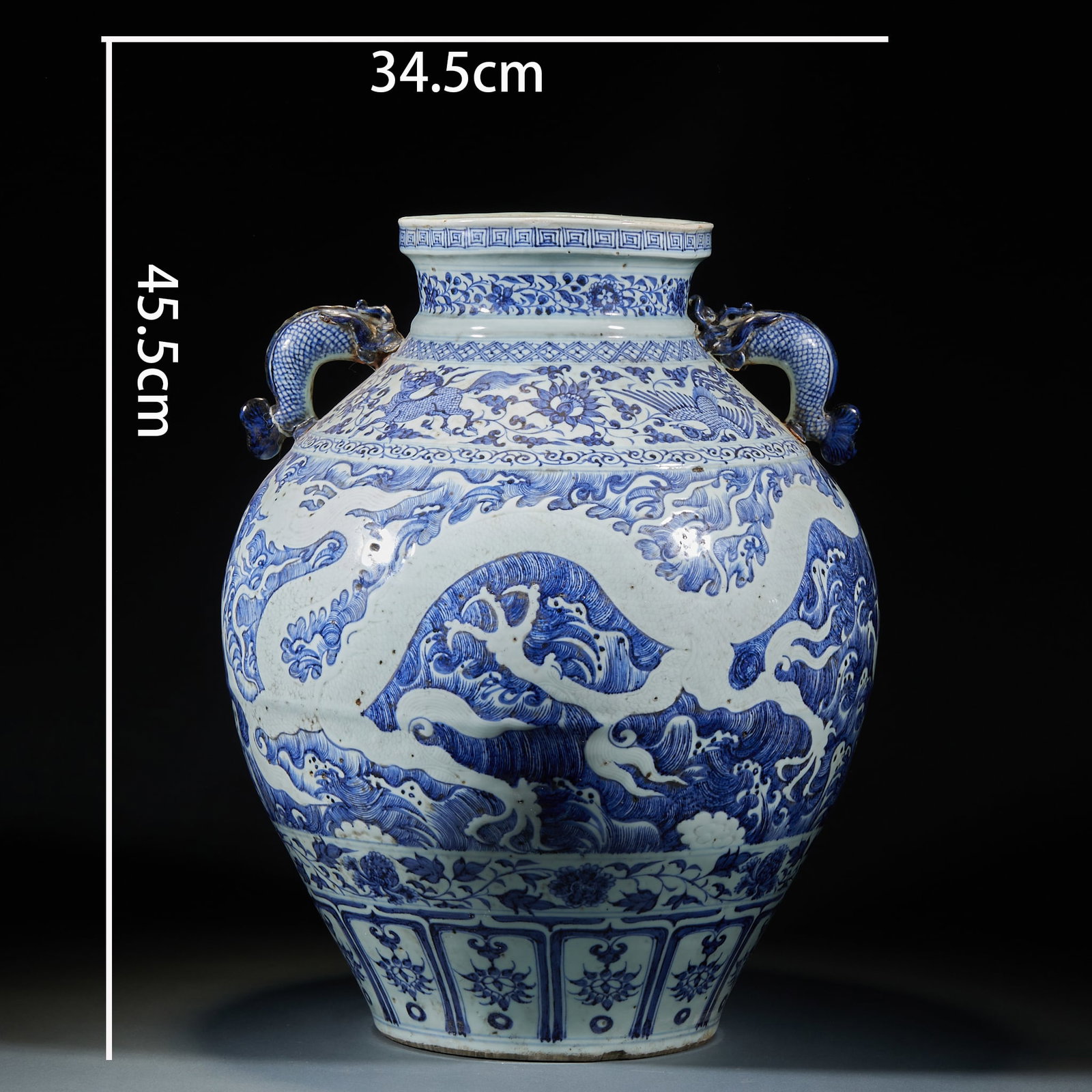 Yuan Qing Hua Bai hai shui long Wen binaural jar: Handicap, short neck, shoulder slip, bulging abdomen, lower abdomen convergence, circle foot. A pair of dragon-shaped ears are set on the shoulders, and the blue and white hair color of the dragon