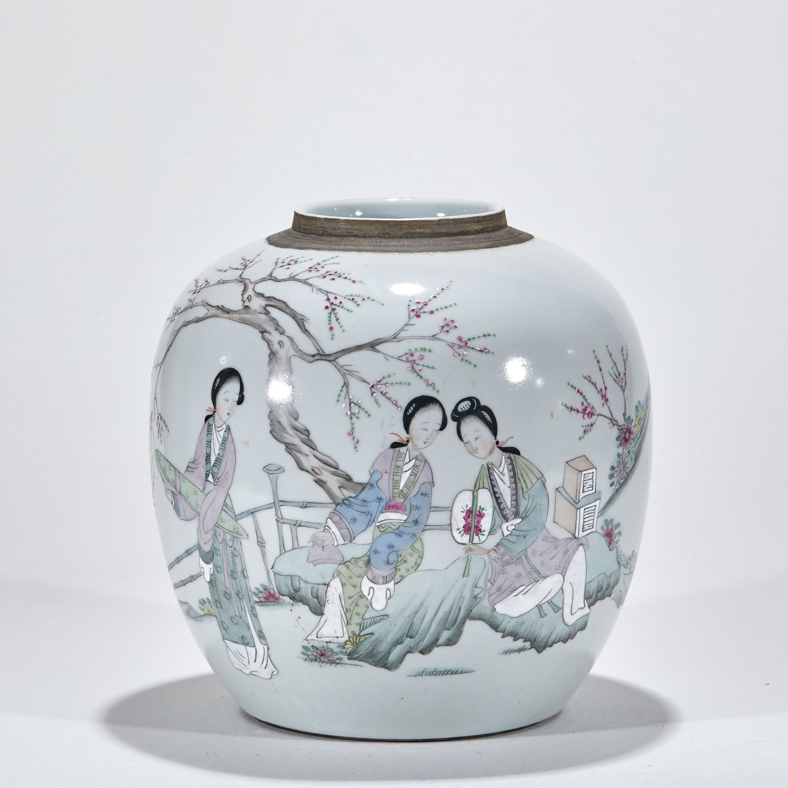 Republic of China famille rose wax gourd jar: Round can shape, without cover, with a circle of brown bead exposed at the mouth edge. White glazed ground, pot body with a panoramic pastel painting courtyard ladies, the picture shows three women,