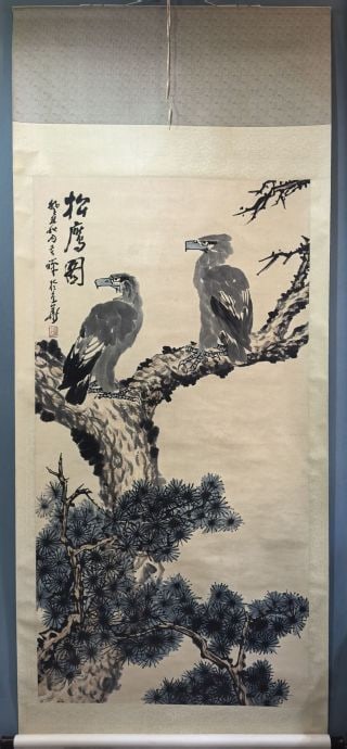 Song Yingtu, Li Kuchan: The whole picture is mounted by vertical shaft, and the top of the sky is mounted by light beige silk. The core of the painting is a thick Gu Song, pine needles are stained with thick ink, two