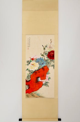 A textual research on Yu Feian's wealth and longevity: The vertical shaft is completely mounted, with beige silk edges. The core of the painting is painted with lake stone peony, and the red hollowed-out lake stone lives at the bottom of the picture,