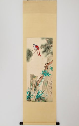 Yu Feian Songshoutu: Vertical axis silk mounting, beige edge mounting. Pictured core rocks are pines, cypresses and bamboos, and ribbon birds inhabit pine branches, with bright red and blue feathers and long tails