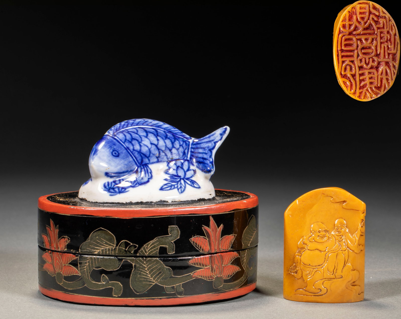 Tianhuangshi Mile Seal: Tianhuang oval-shaped seal, double arhat figure decoration in bas-relief on the body; Seal-cutting Zhu Wen on the printing surface. It is equipped with a round lacquer box painted with black lacquer.