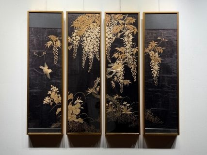 Embroidery landscape in Qing dynasty: flowers and birds: Four complete sets of hanging screens, with black fabric as the ground and gold thread embroidery technology. The contents of the picture are wisteria, birds and flowers. The composition of the left
