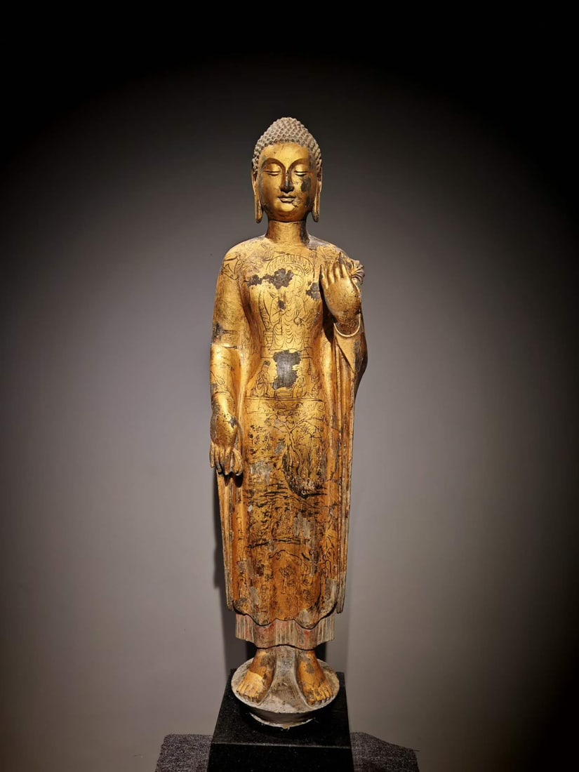 Statue of the Legalists in Lushena, Qingzhou: The vertical Buddha statue is full of gold, and the surface of the cassock is full of landscape patterns of narrative characters; The right hand hangs down, the left hand is raised for printing, and