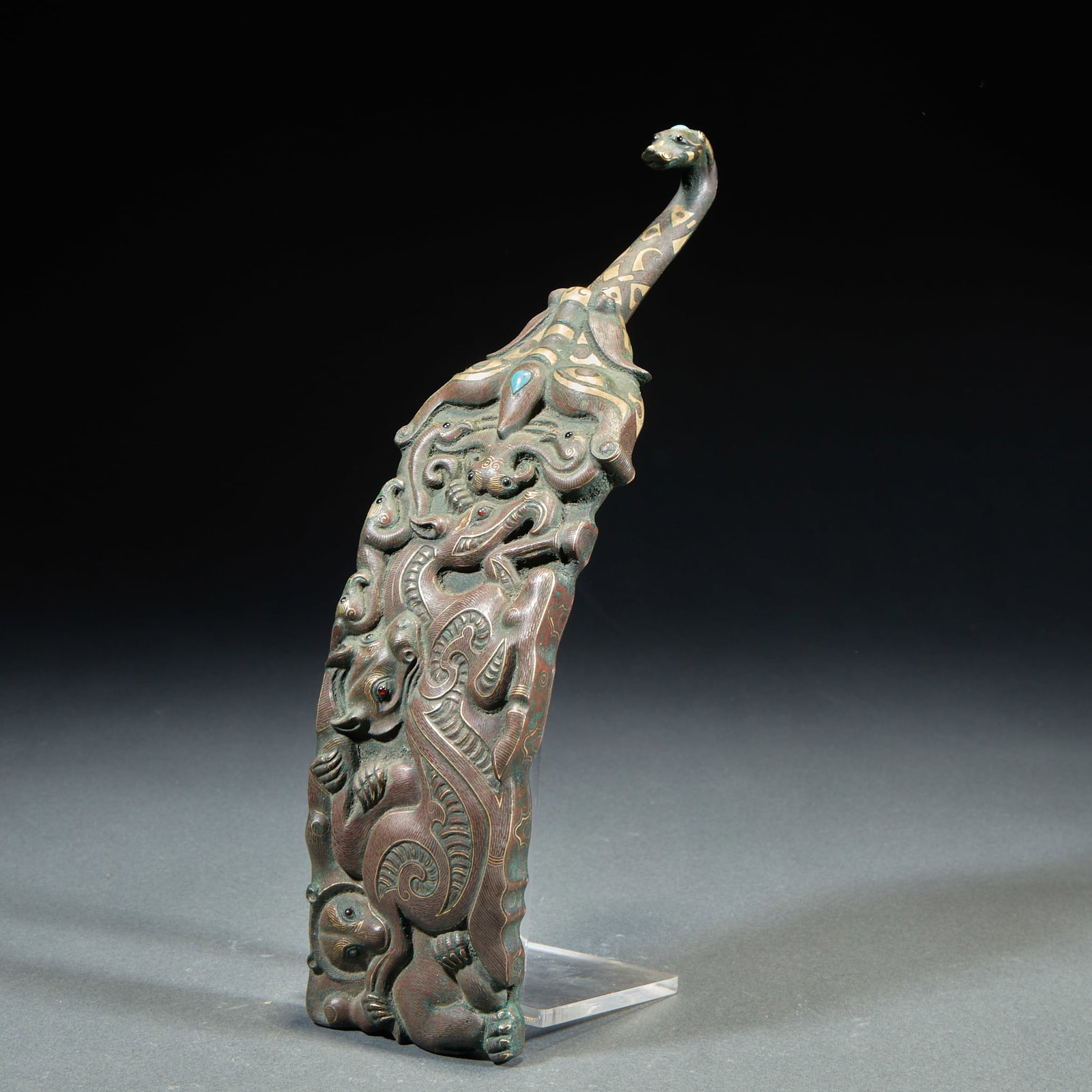 Wrong gold and silver animal head with hook: Bronze texture is long with hooks, and the hook head is shaped like a snake head; The height of the hook is embossed with dragons, tigers and beasts, and the body is decorated with gold and silver,