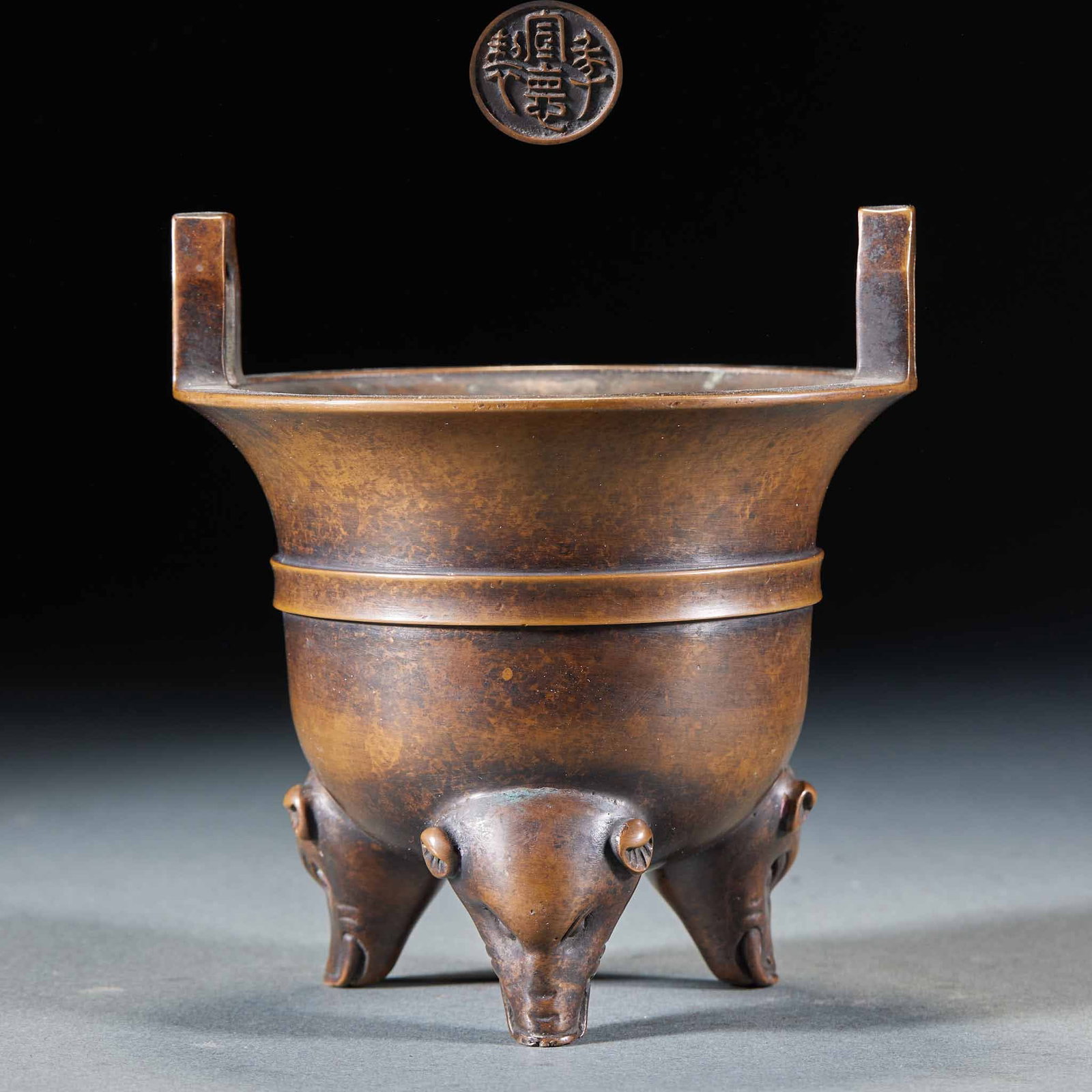 Xuande annual three-legged incense burner: A copper incense burner, with a pair of soaring ears erected at the mouth edge, has a beam neck and a belly, and a string pattern rises outside the belly; The three elephants bear the head shape, the