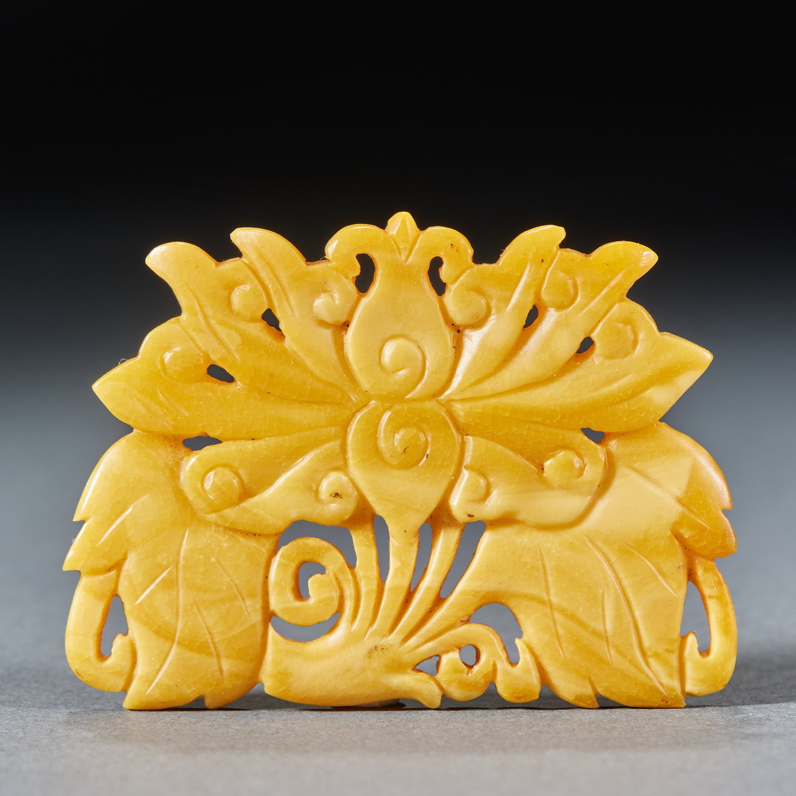 Beeswax lotus pendant: Beeswax texture, whole flake, whole hollow-out carved treasure flowers, flowers and leaves stretched and curled, edges polished, petals and leaves carved with lines and many carved holes.5.5cm long