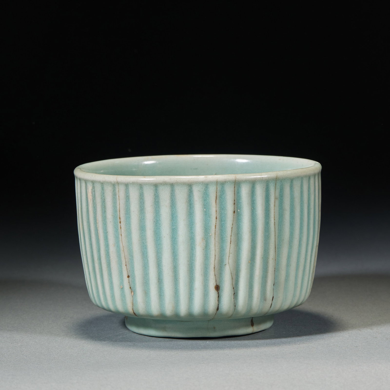 Junci bowl: Bowl bowl, straight mouth, arc wall, circle foot. The outer wall is covered with vertical melon ribs, and the whole body is coated with powder green glaze. The body is covered with long and short line