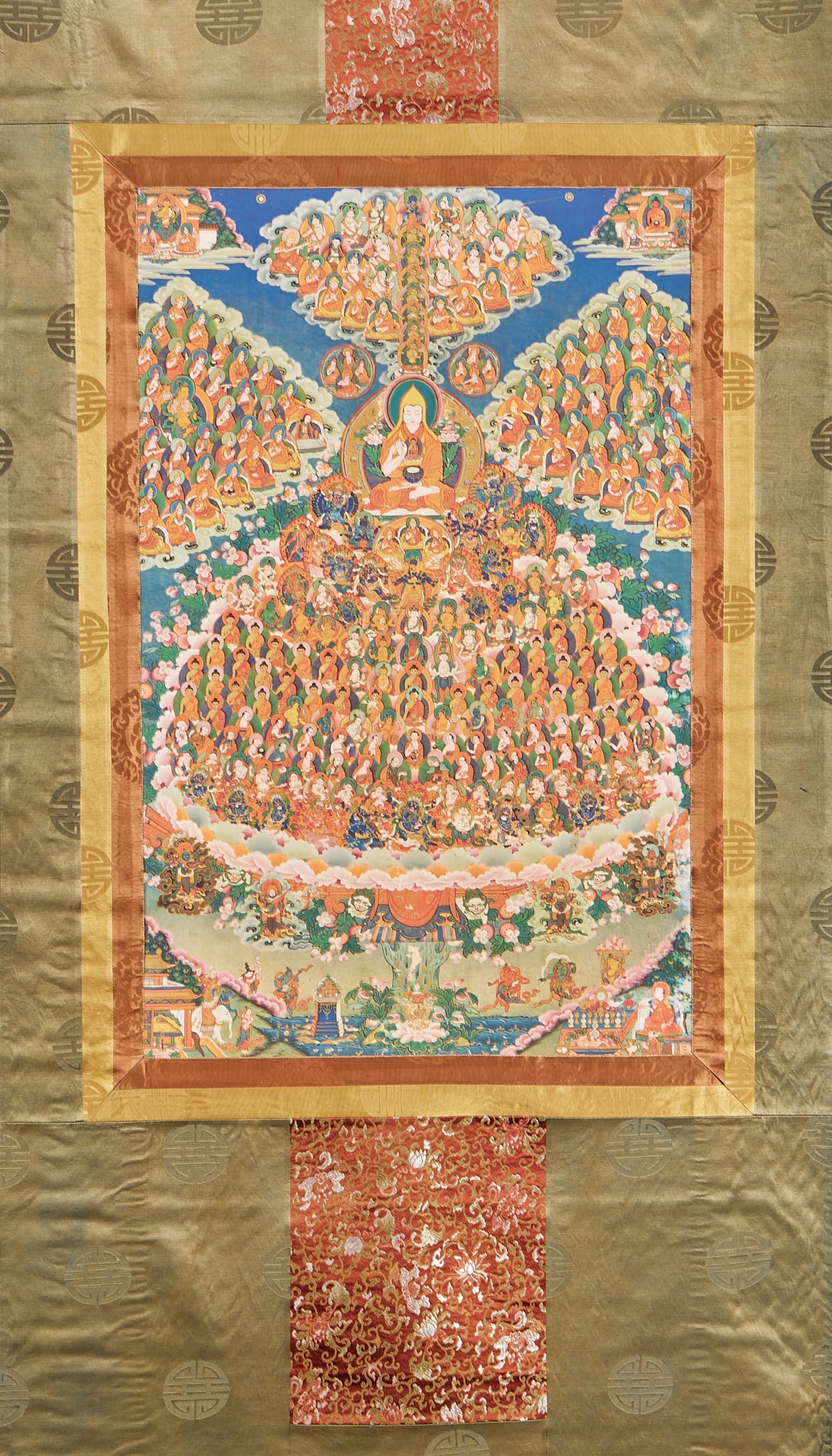Gelugpa inherits Tangka.: In the center of the picture, the main deity is Zong Kaba, with Buddhas, Bodhisattvas and Gurus arranged in layers above, and dharma protectors and deities drawn below, thus forming a complete convers