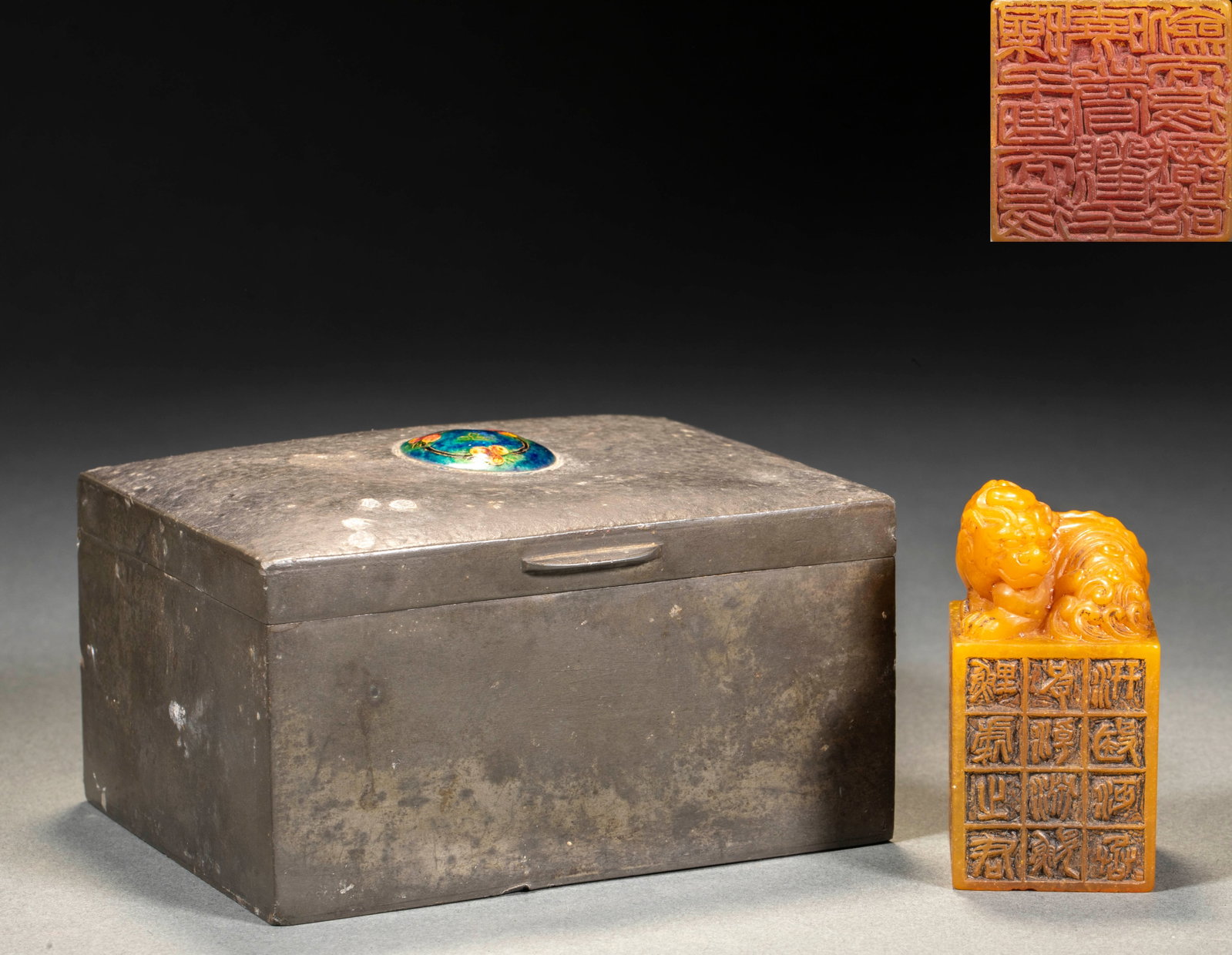 Wu Changshuo Tianhuangshi Lion Button Seal: Tianhuang seal is square, the top is carved with a sharp beast button, and the printed surface is divided into multiple compartments to seal Zhu characters. Matching rectangular tin box, the box body 