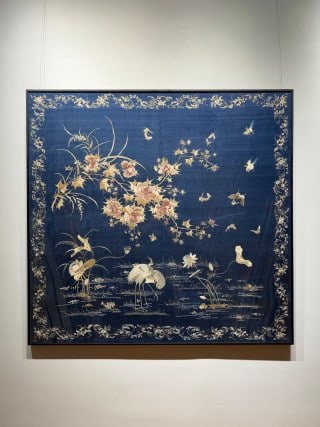 In Qing Dynasty, Guangdong embroidered egrets and herons in Lianke.: Dark blue satin ground, embroidered with colored thread and gold thread. The main body of the picture depicts the scenery of the lotus pond, with cranes standing on the water, lotus flowers, all kinds