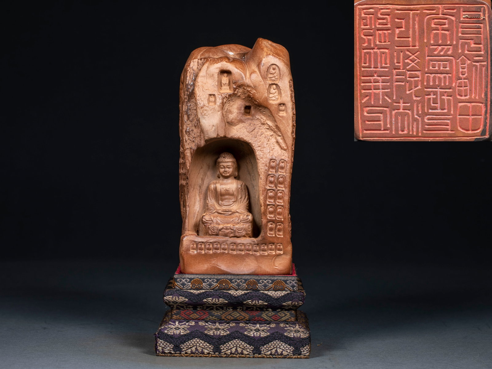 One flower, one world, one leaf, one bodhi, one master's seal.: The seal is carved with the shape of the mountain stone, and a niche is carved in the middle, in which the Buddha statue of Sakyamuni sits cross-legged. There are small and large Buddhist niches all