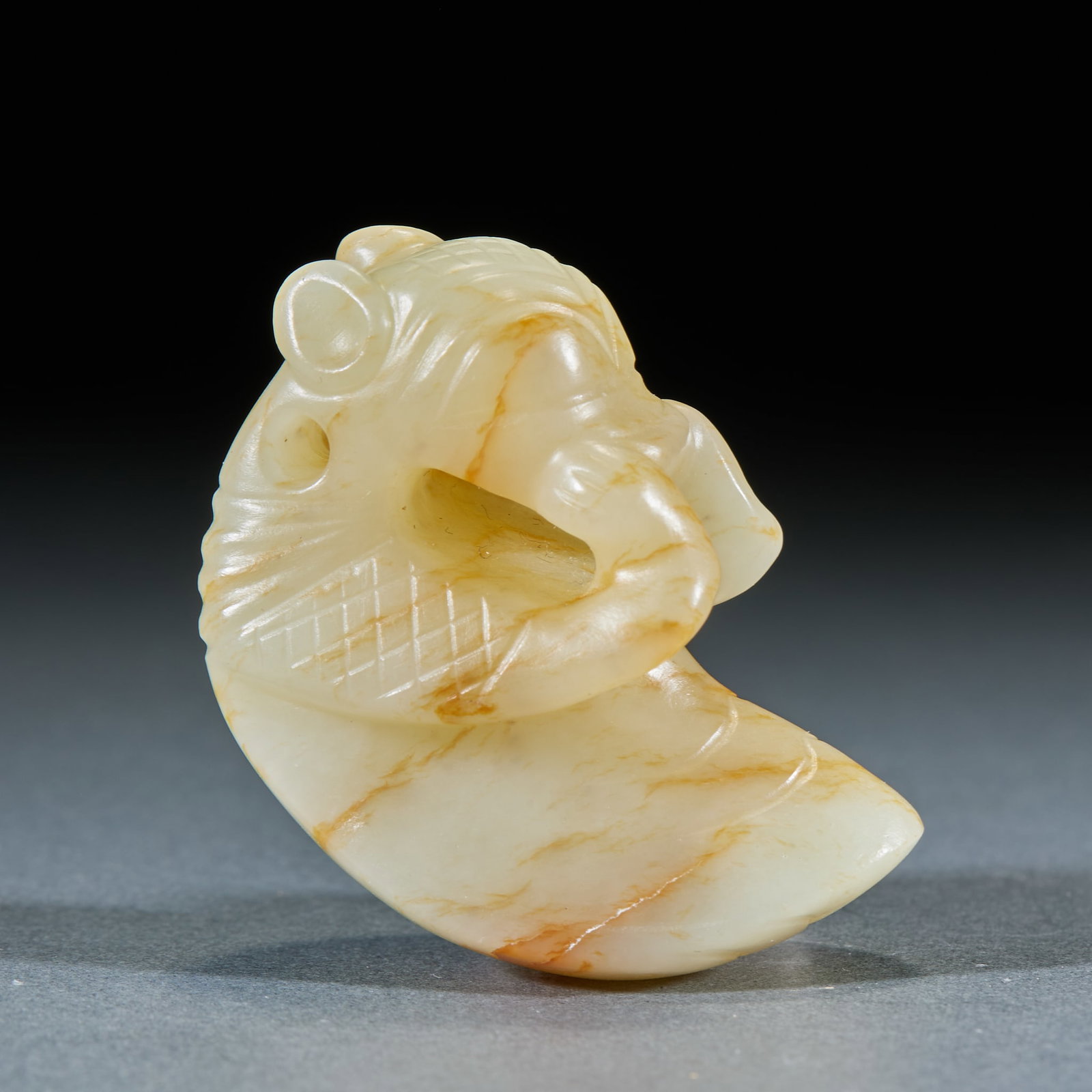 Hongshan Culture Jade Mantis before Ming Dynasty: Hetian white jade texture, the whole body distribution yellow-brown qinse. The utensil is shaped like a fish-dragon metamorphosis, with horns on the head, rounded ears, curled and hollowed-out body, c