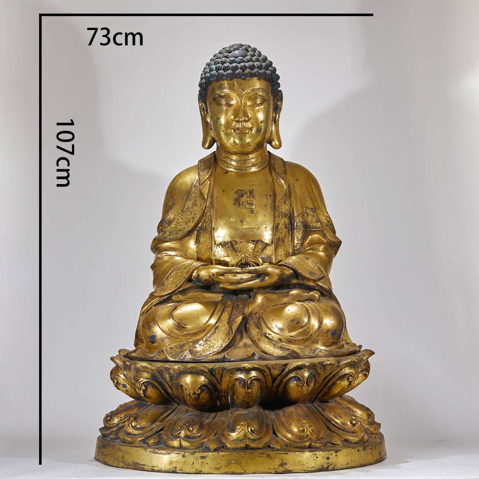 Tathagata statue in Ming dynasty: Gold-plated copper, 107 cm high and 73 cm wide. The Buddha's top has a high bun, a quiet face, the character "swastika" engraved on the chest, the meditation seal on the front of both hands, and the