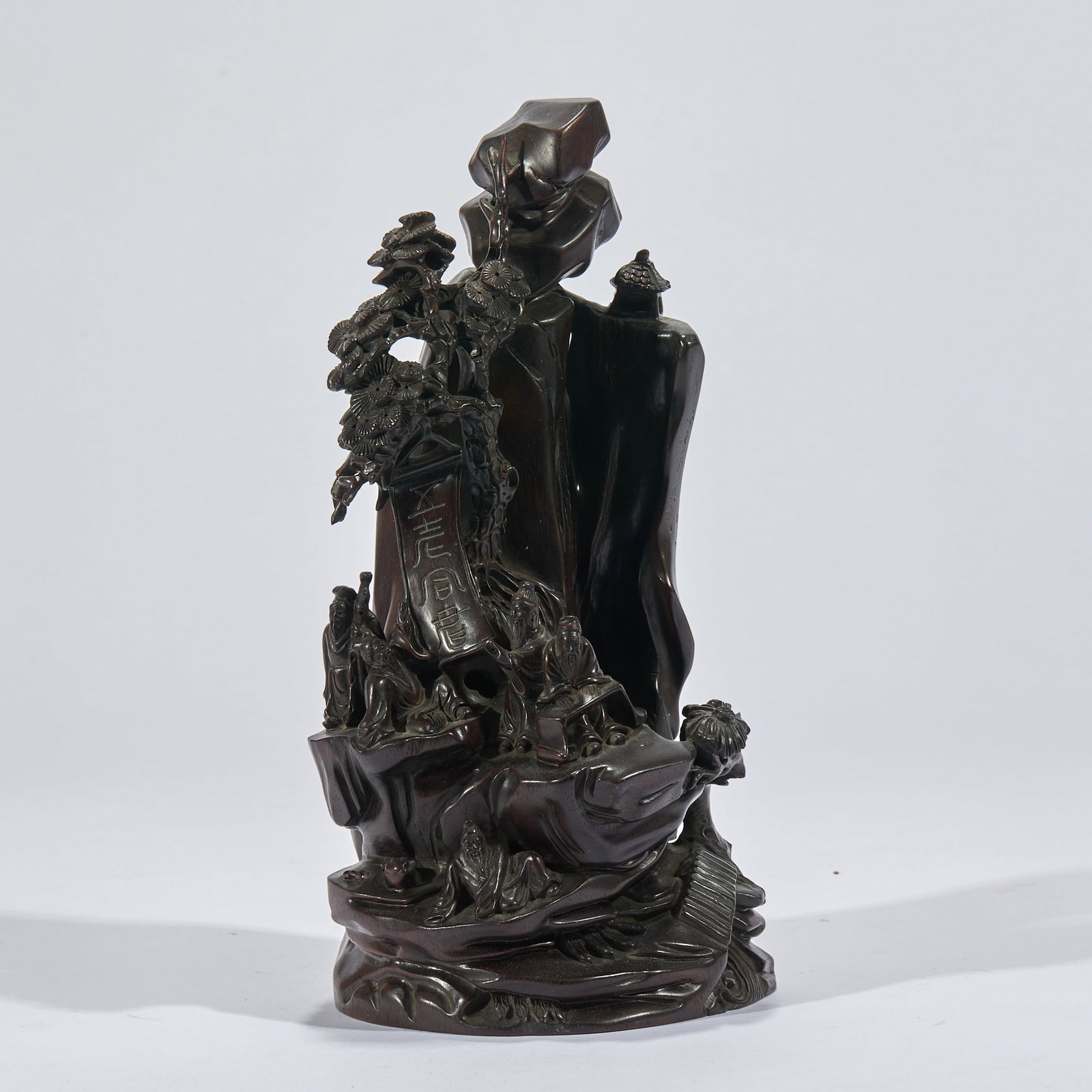 Carved poems, five old people with the same life, rosewood mountain ornaments: Hardwood round carved mountain ornaments. The mountains are steep and steep, and the pines are hidden among the rocks, and the inscription "Five Old Men in the Same Spring" is engraved. Five old