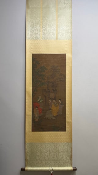 Silk edition of Wang Qihan's figure painting: It is mounted on a traditional Chinese vertical shaft, and the upper and lower silk heads are made of light beige and dark grain silk, and the silk bottom of the painting is dark brown. The picture